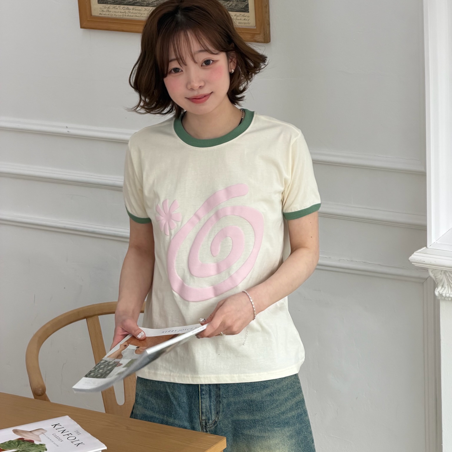 AMOU Molly Ringer T-Shirts Ivory, AMOU Molly Ringer T-Shirts Brown 착용 스타일 - 5