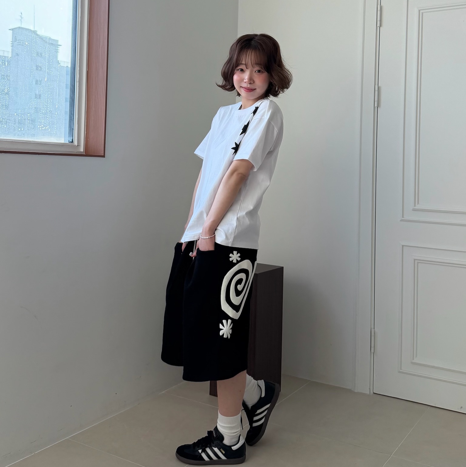 AMOU Molly One Tuck Bermuda Pants Black, AMOU Molly One Tuck Bermuda Pants Gray 착용 스타일 - 2