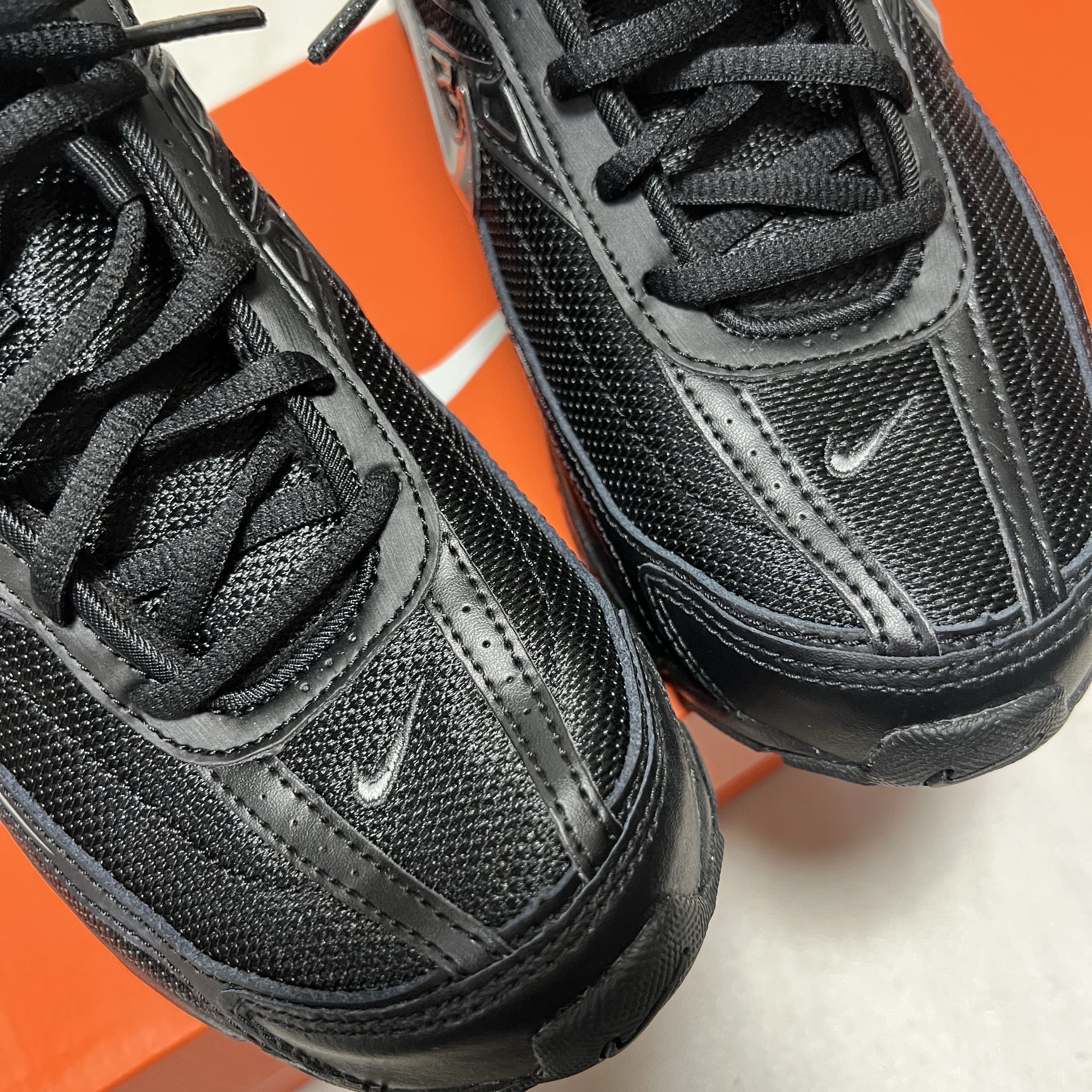 Nike Initiator Black Metallic Silver 착용 스타일 - 2