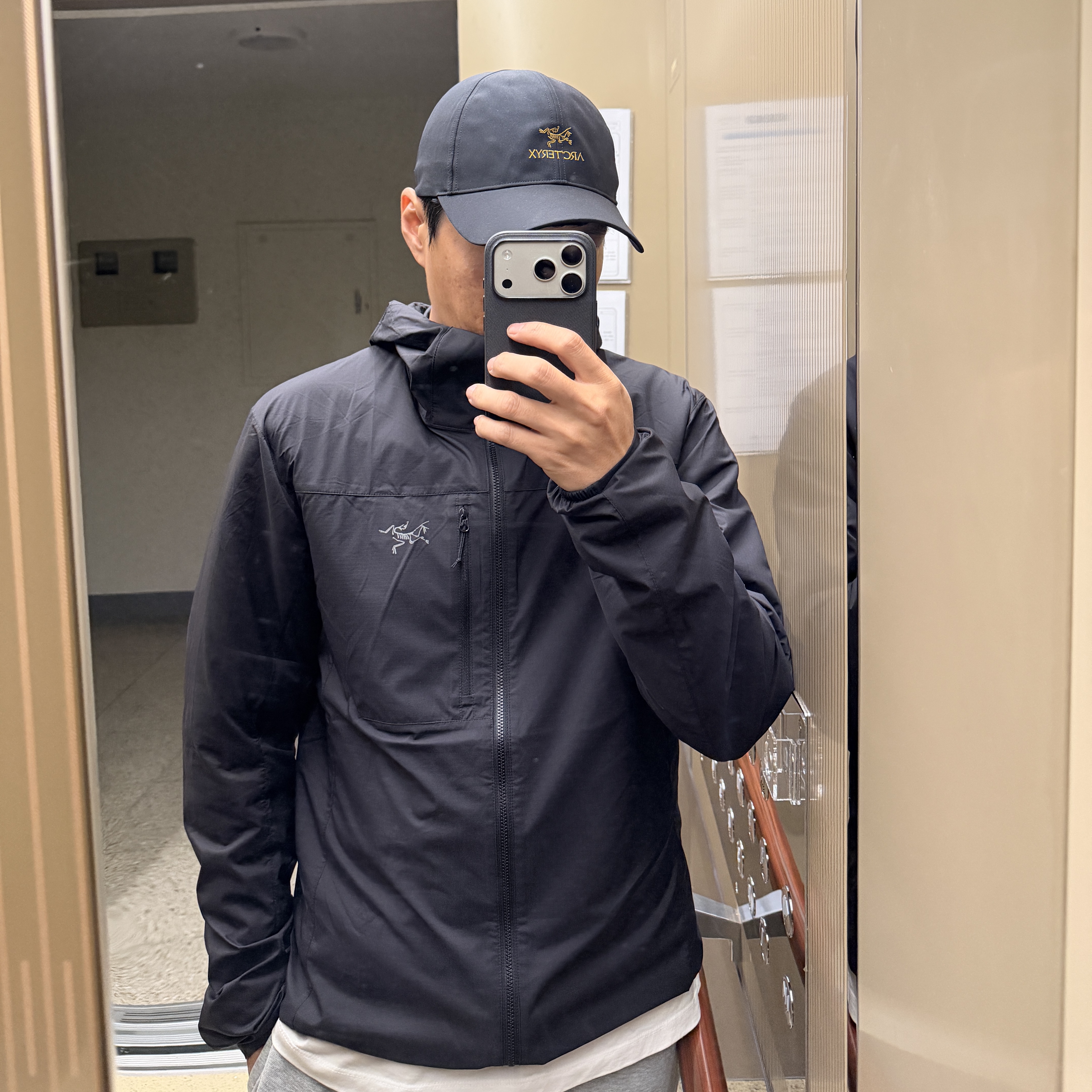 Arc'teryx Squamish Hoody Black, Arc'teryx Bird Word Cap 24K Black 착용 스타일 - 1