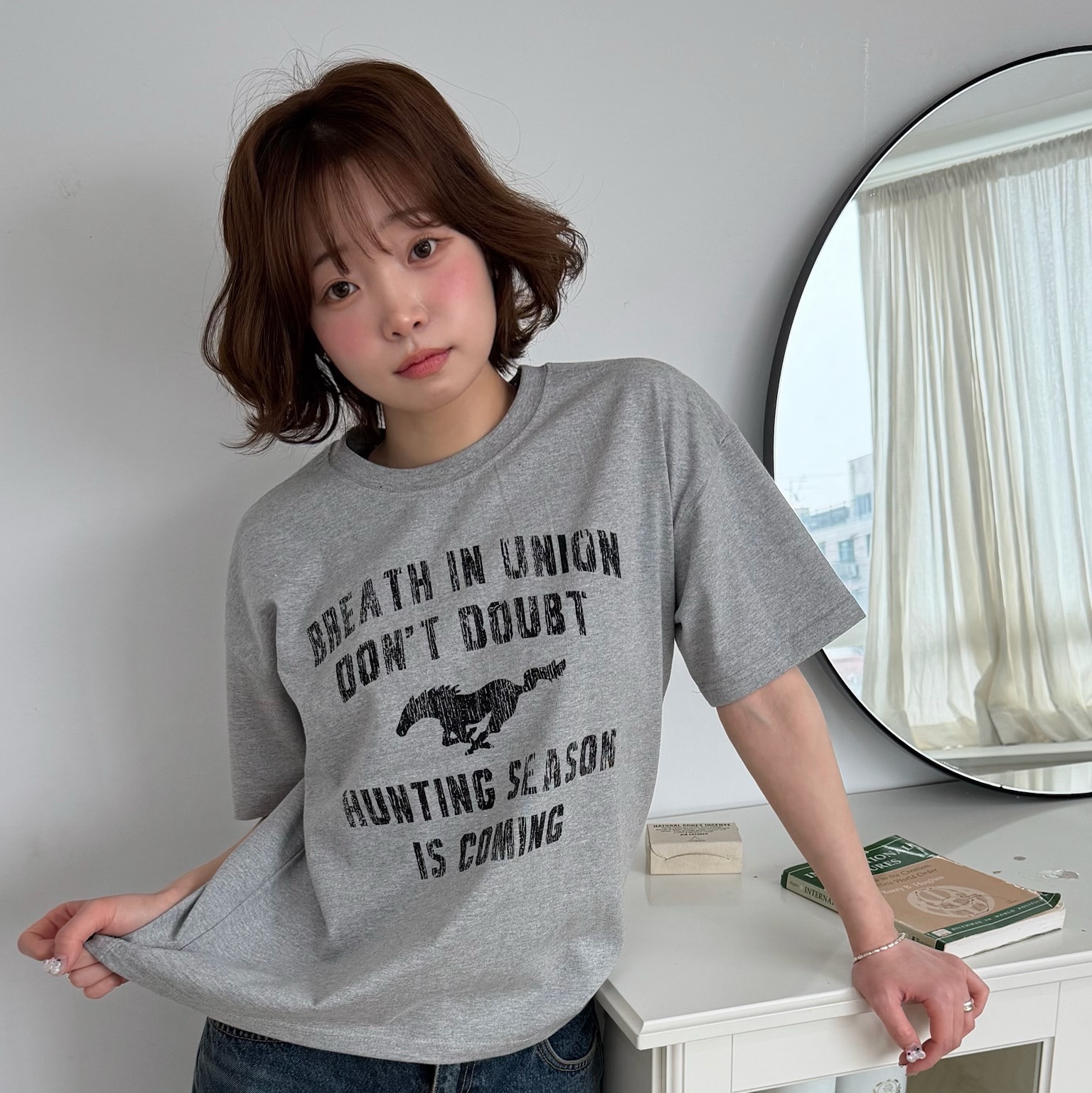 AMOU Vintage Horse Half T-Shirts Gray, AMOU Vintage Horse Half T-Shirts White 착용 스타일 - 1