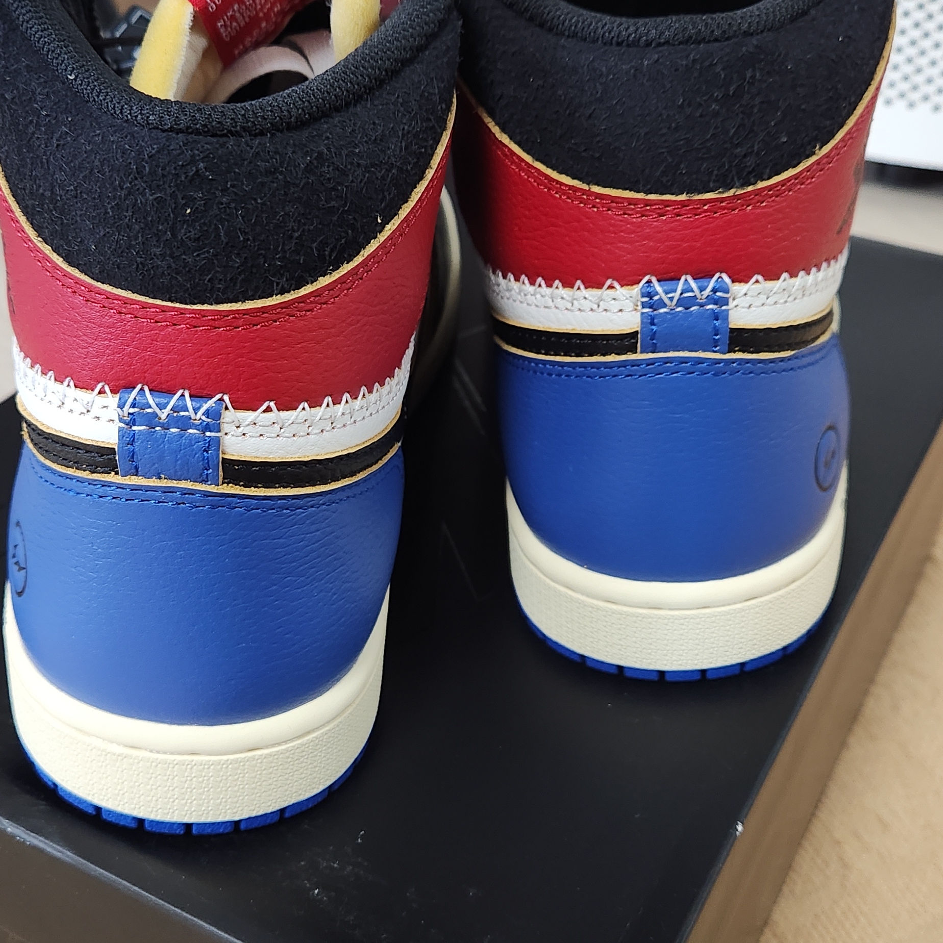 Jordan 1 x Fragment x Union LA Black and Varsity Red 착용 스타일 - 8