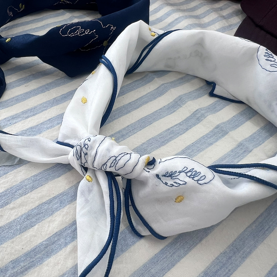 원사이즈핏츠올 슬로우 스티치드 버드 스카프 화이트 네이비(onesizefitsall Slow Stitched Bird Scarf White Navy) - 3