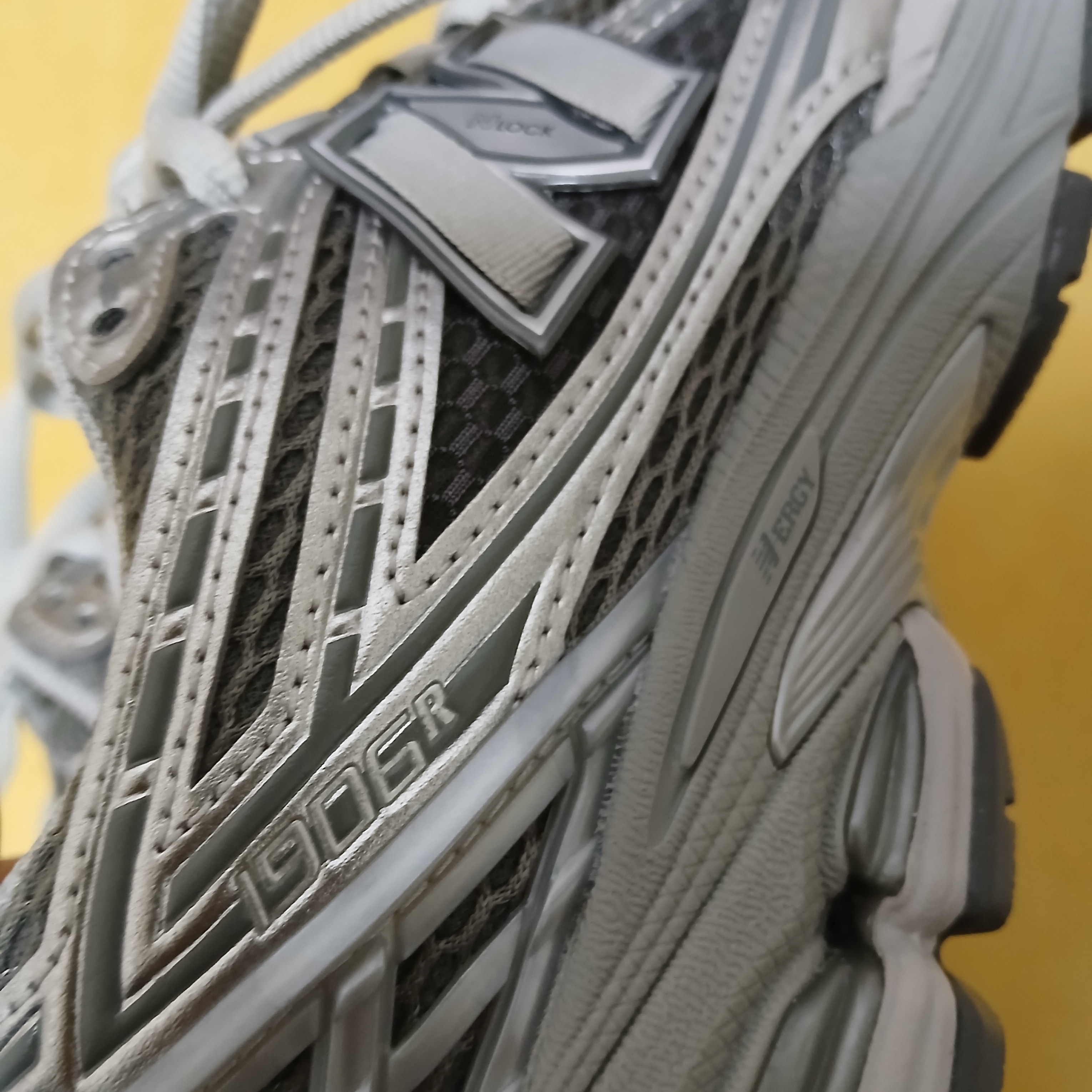 New Balance 1906R Harbor Grey Silver Metalic 착용 스타일 - 2