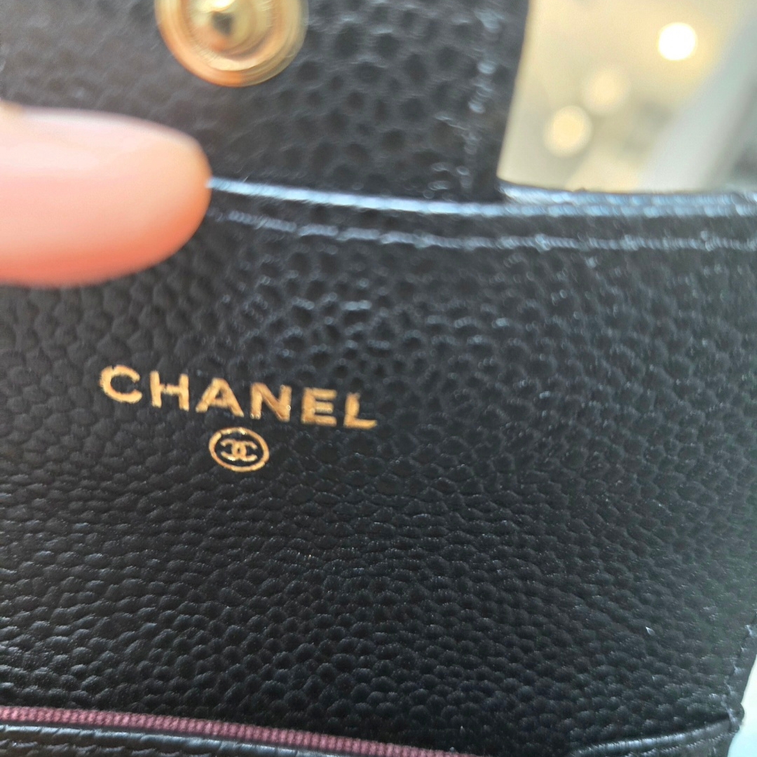 Chanel Classic Card Holder Grained Calfskin & Gold Black 착용 스타일 - 3