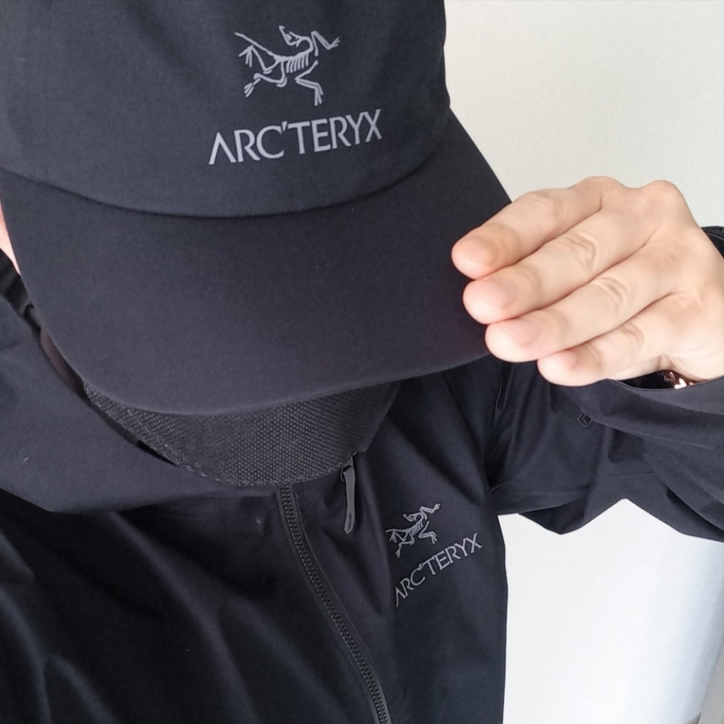 Arc'teryx Beta Jacket Black, Arc'teryx Gore 5 Panel Cap Black 착용 스타일 - 2