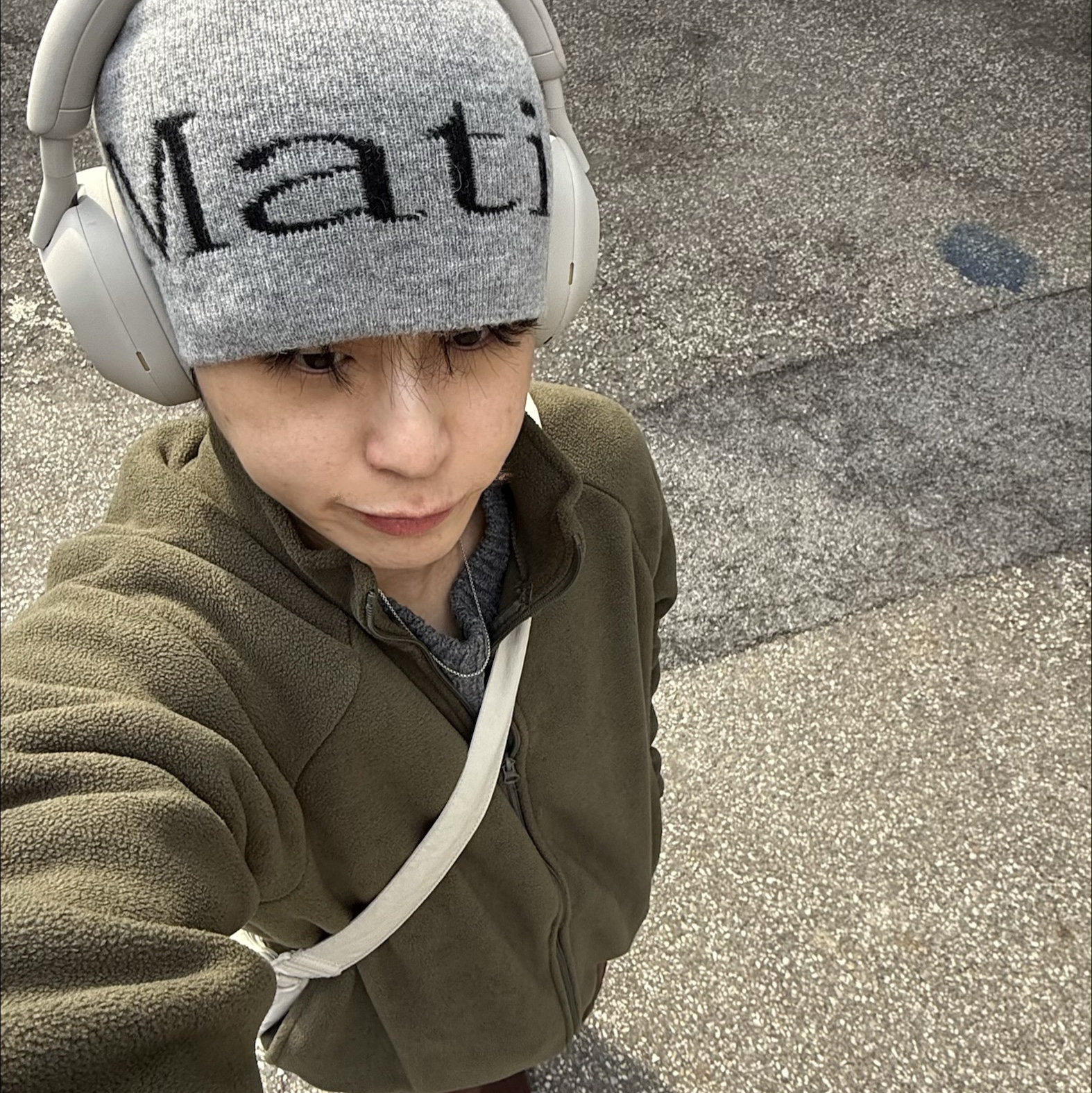 Matin Kim Logo Jacquard Short Beanie Grey 착용 스타일 - 2