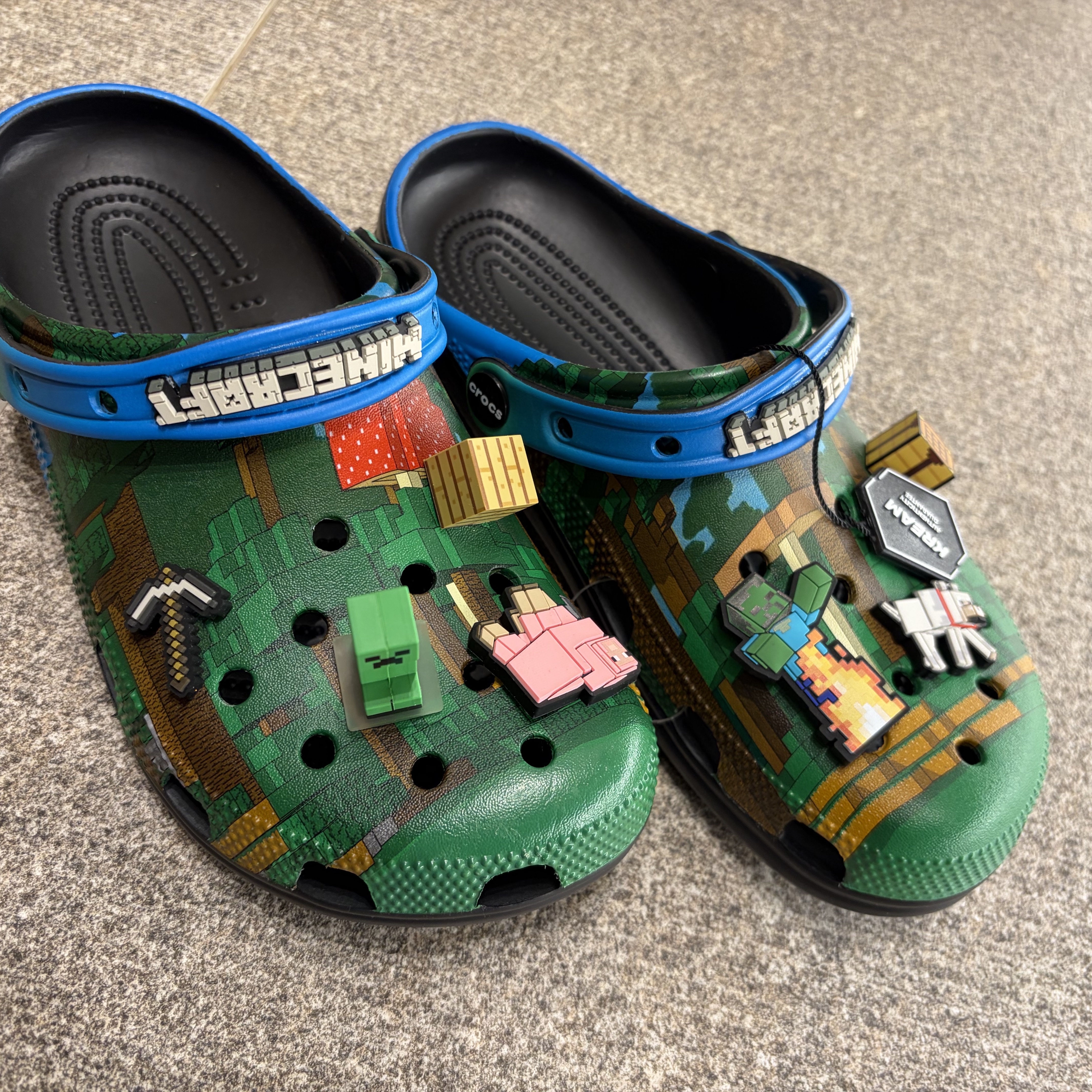 Crocs x Minecraft Classic Clog Multi 착용 스타일 - 1
