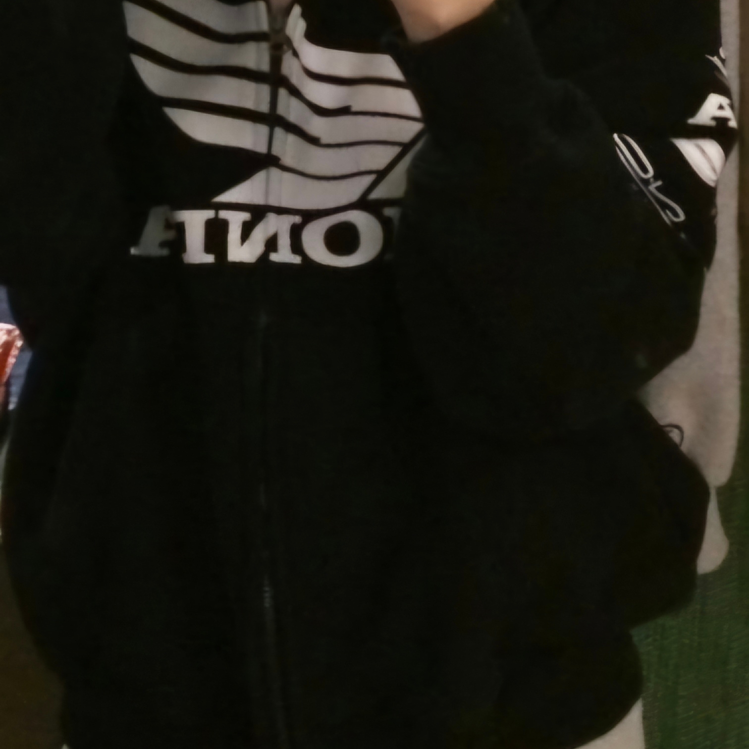 Honda Racing Logo Hoodie Zip-up_Black 착용 스타일