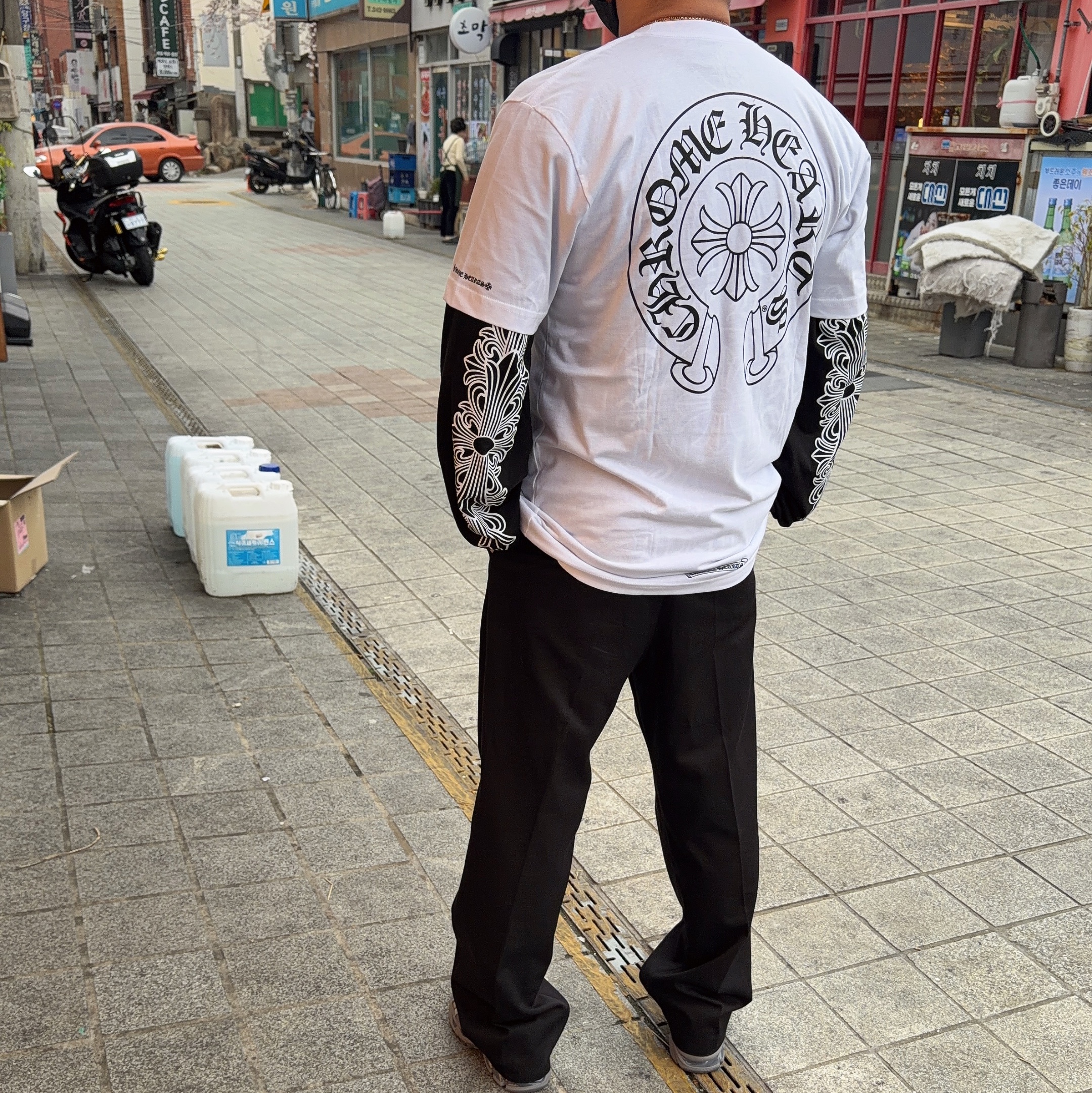 Chrome Hearts Horseshoe Logo Pocket T-Shirt White 착용 스타일 - 1