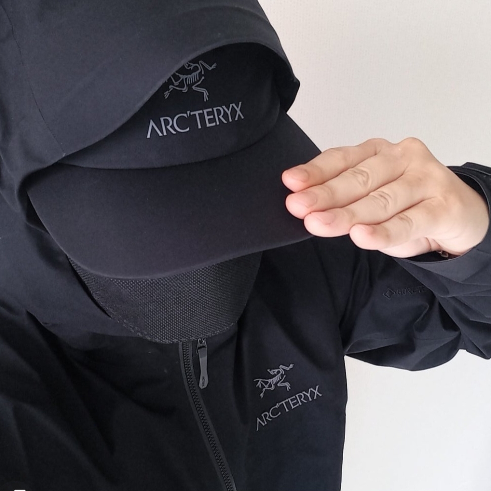Arc'teryx Beta Jacket Black, Arc'teryx Gore 5 Panel Cap Black 착용 스타일 - 1