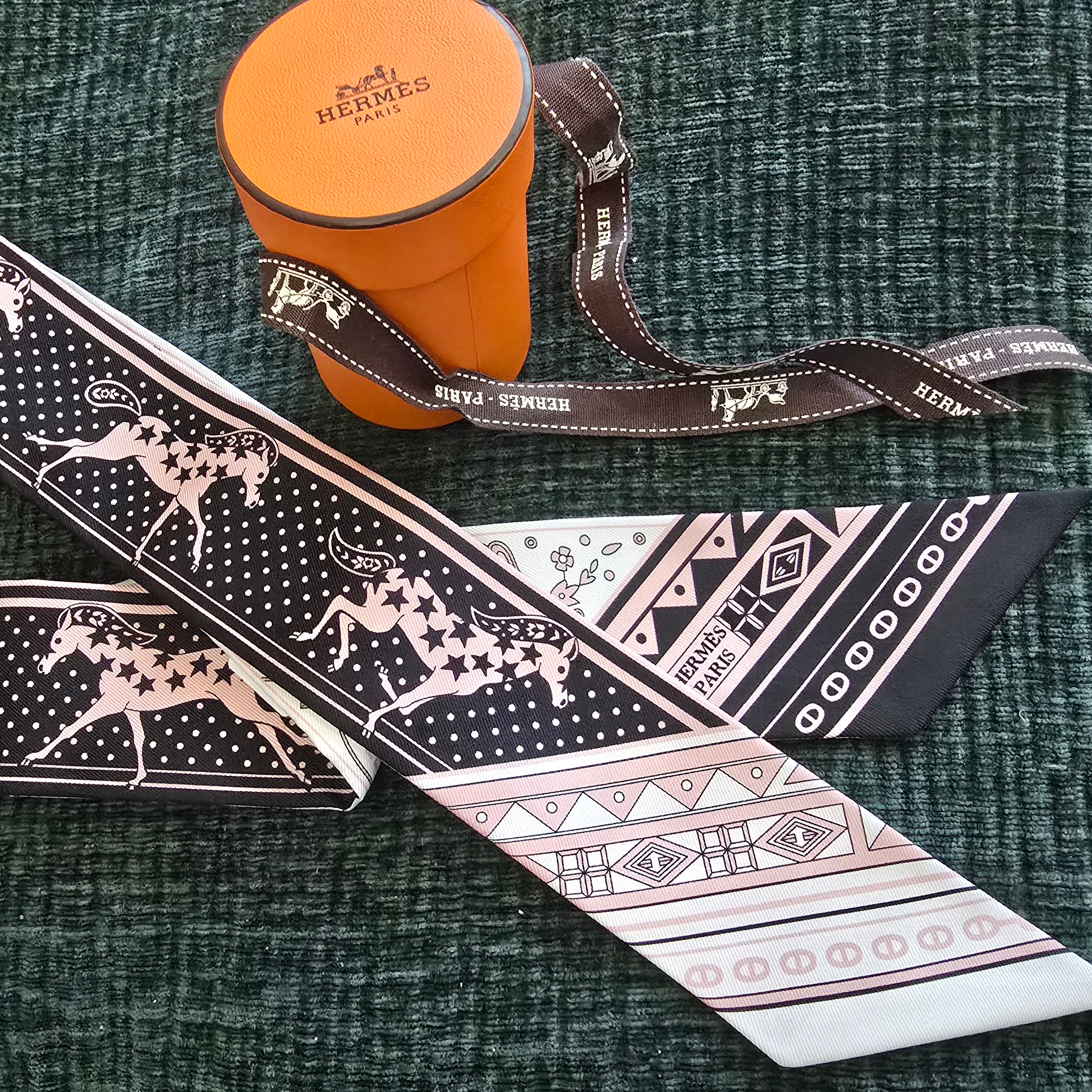(W) Hermes Cheval De Coeur Bandana Twilly Silk & Noir Blanc Vieux Rose 착용 스타일