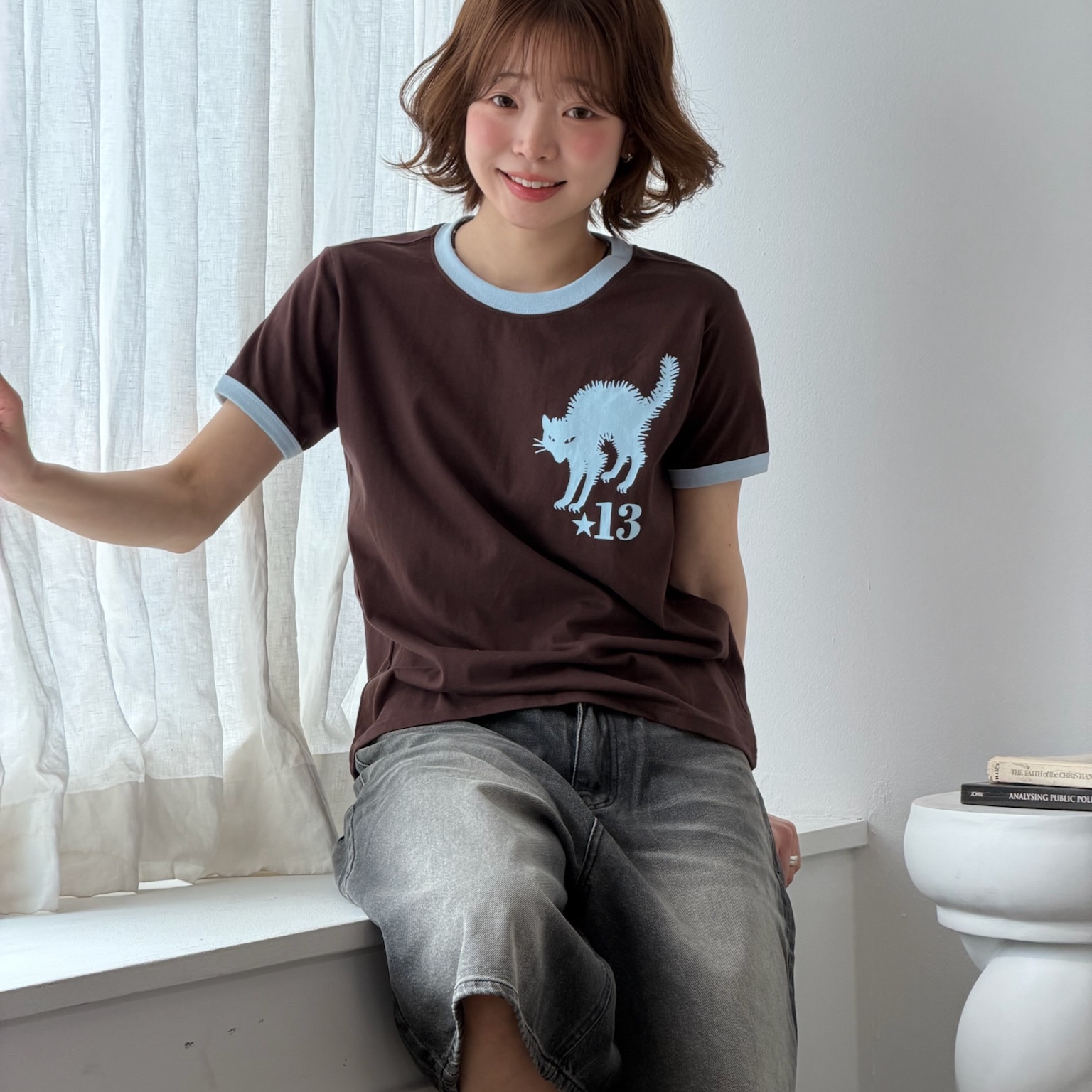 AMOU 13 Cat Half T-Shirts Brown, AMOU 13 Cat Half T-Shirts Ivory 착용 스타일 - 3