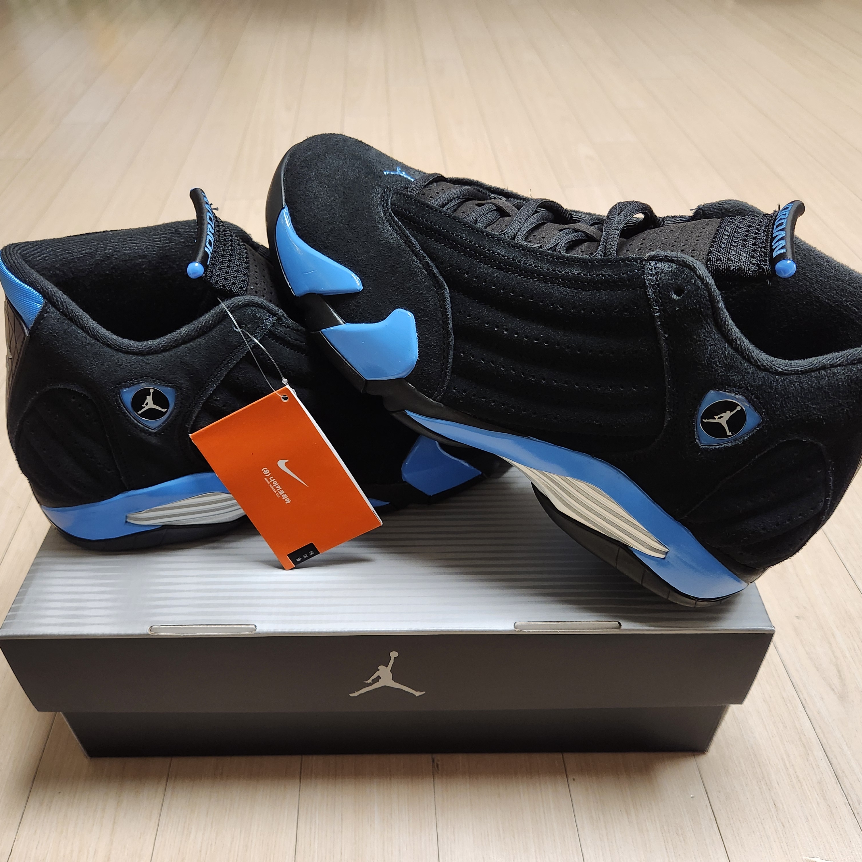 Jordan 14 Retro Black and University Blue 착용 스타일 - 6