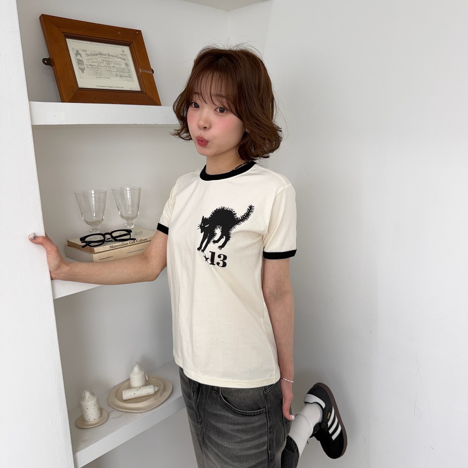AMOU 13 Cat Half T-Shirts Ivory, AMOU 13 Cat Half T-Shirts Brown 착용 스타일 - 2