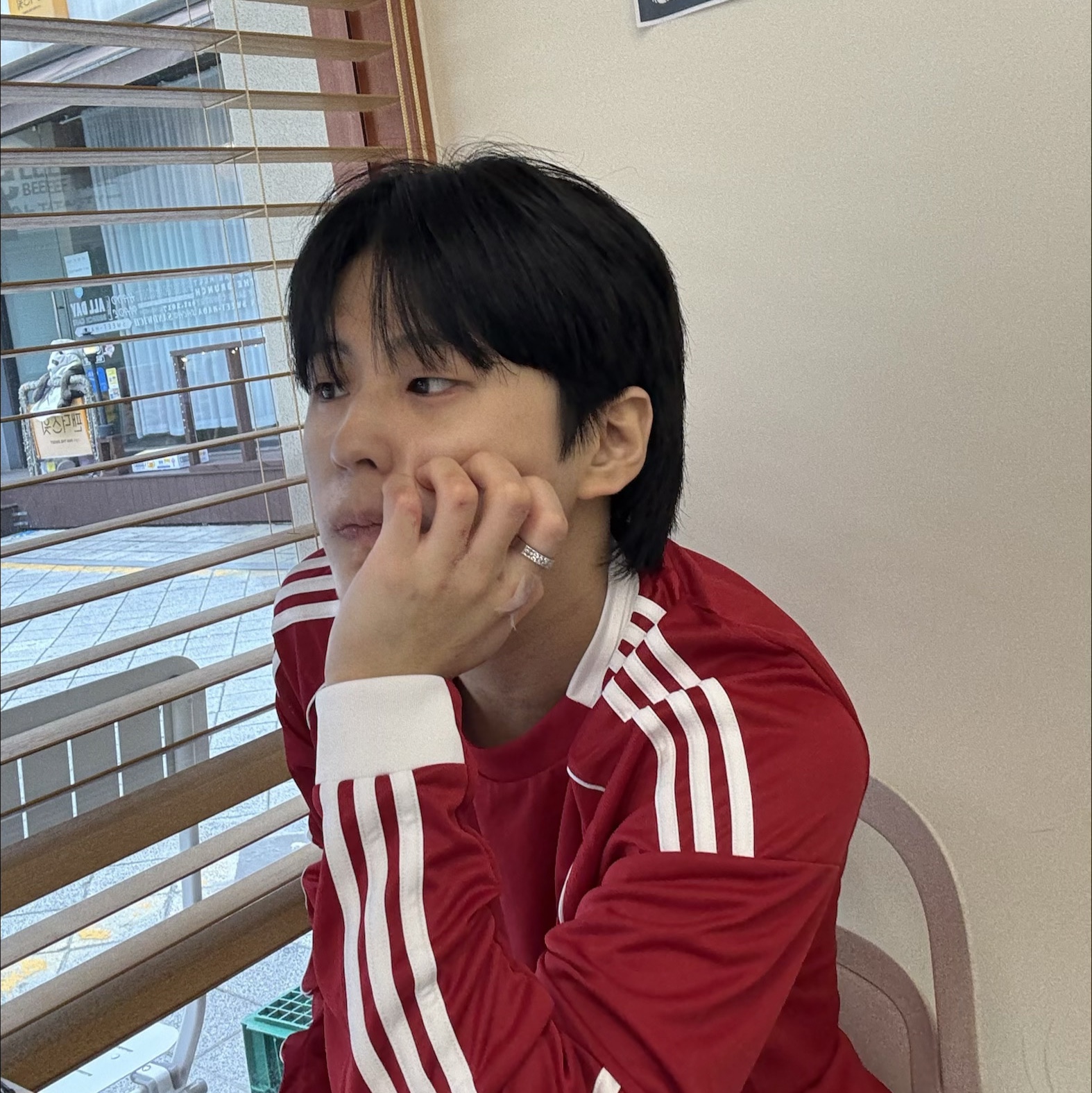 Adidas Liverpool FC 2025/26 Home Long Sleeve Jersey Strawberry Red - KR Sizing (Non Marking Ver.) 착용 스타일 - 1