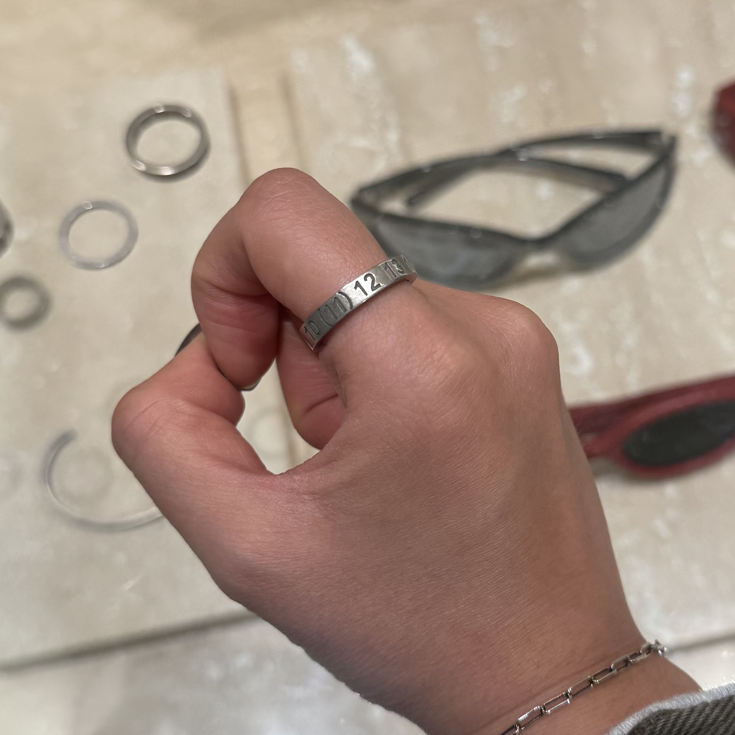 Maison Margiela Numerical Silver Ring Silver 착용 스타일