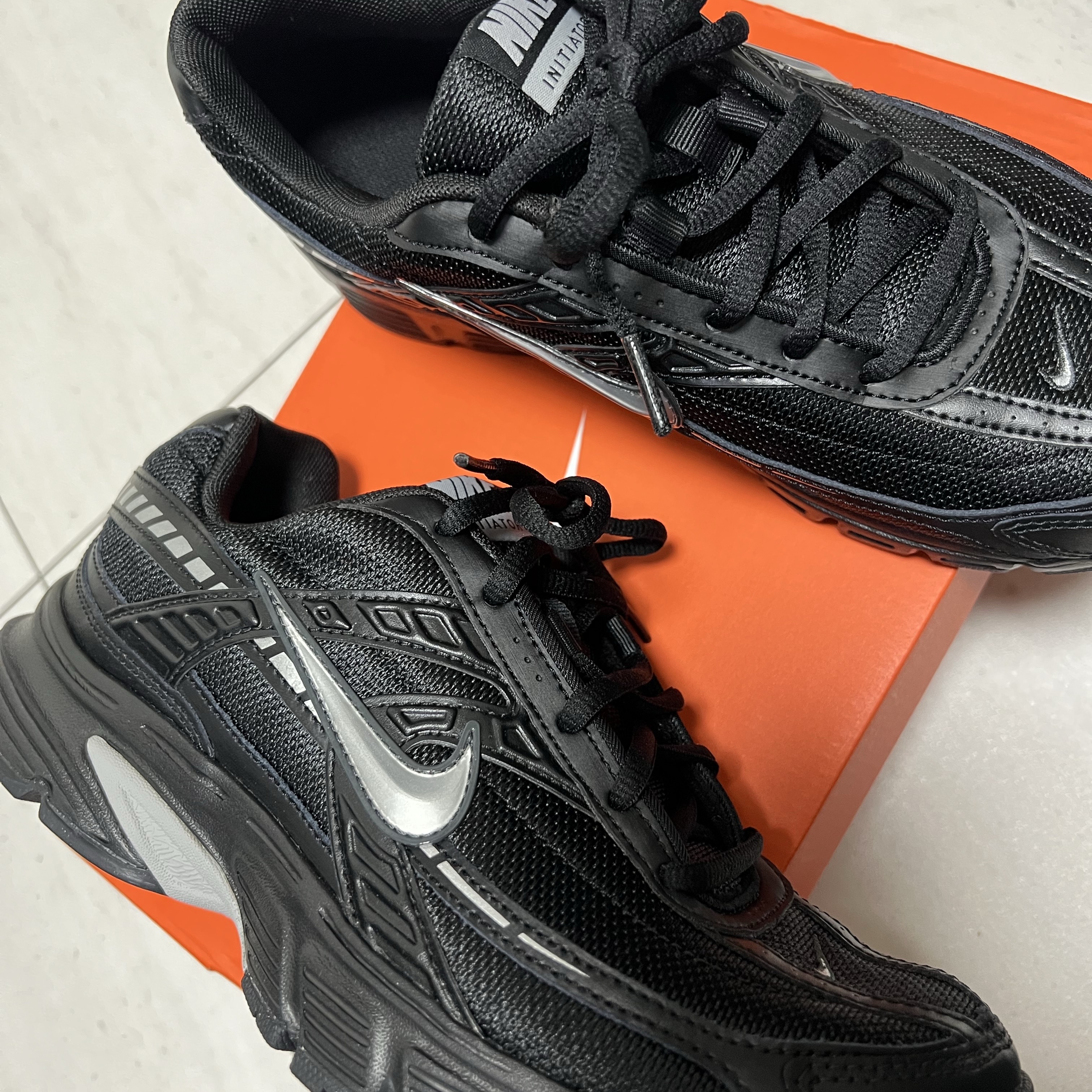 Nike Initiator Black Metallic Silver 착용 스타일 - 1