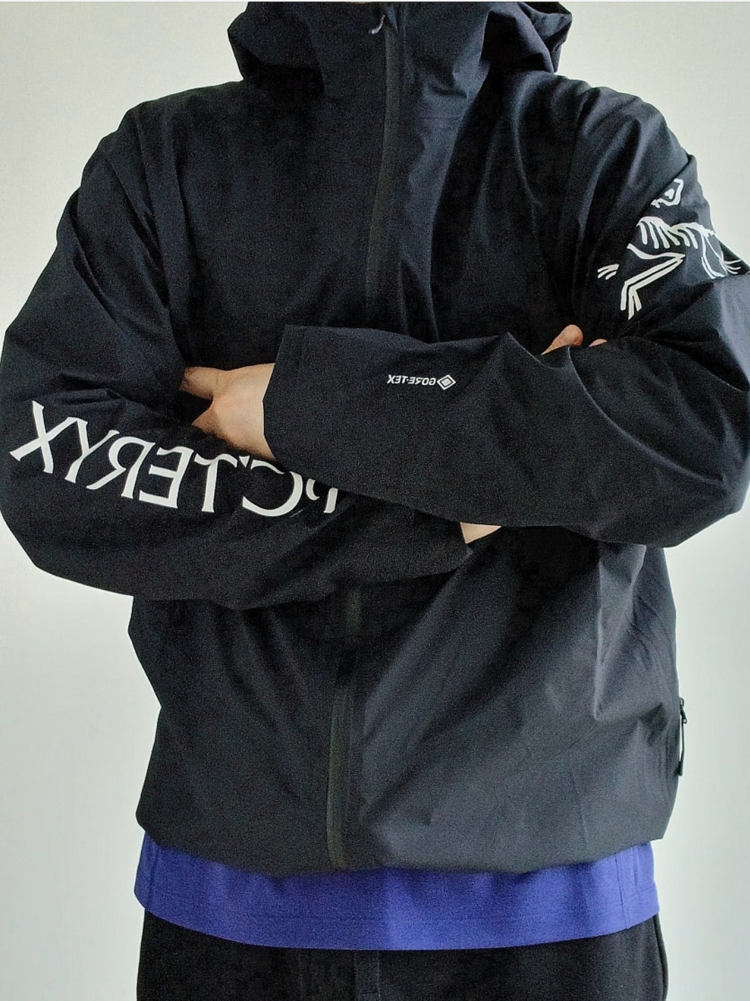 Arc'teryx Norvan Jacket Black, Stone Island 6200012 Organic Cotton Fleece Pocket Details Cargo Bermuda Shorts Black - 25SS 착용 스타일