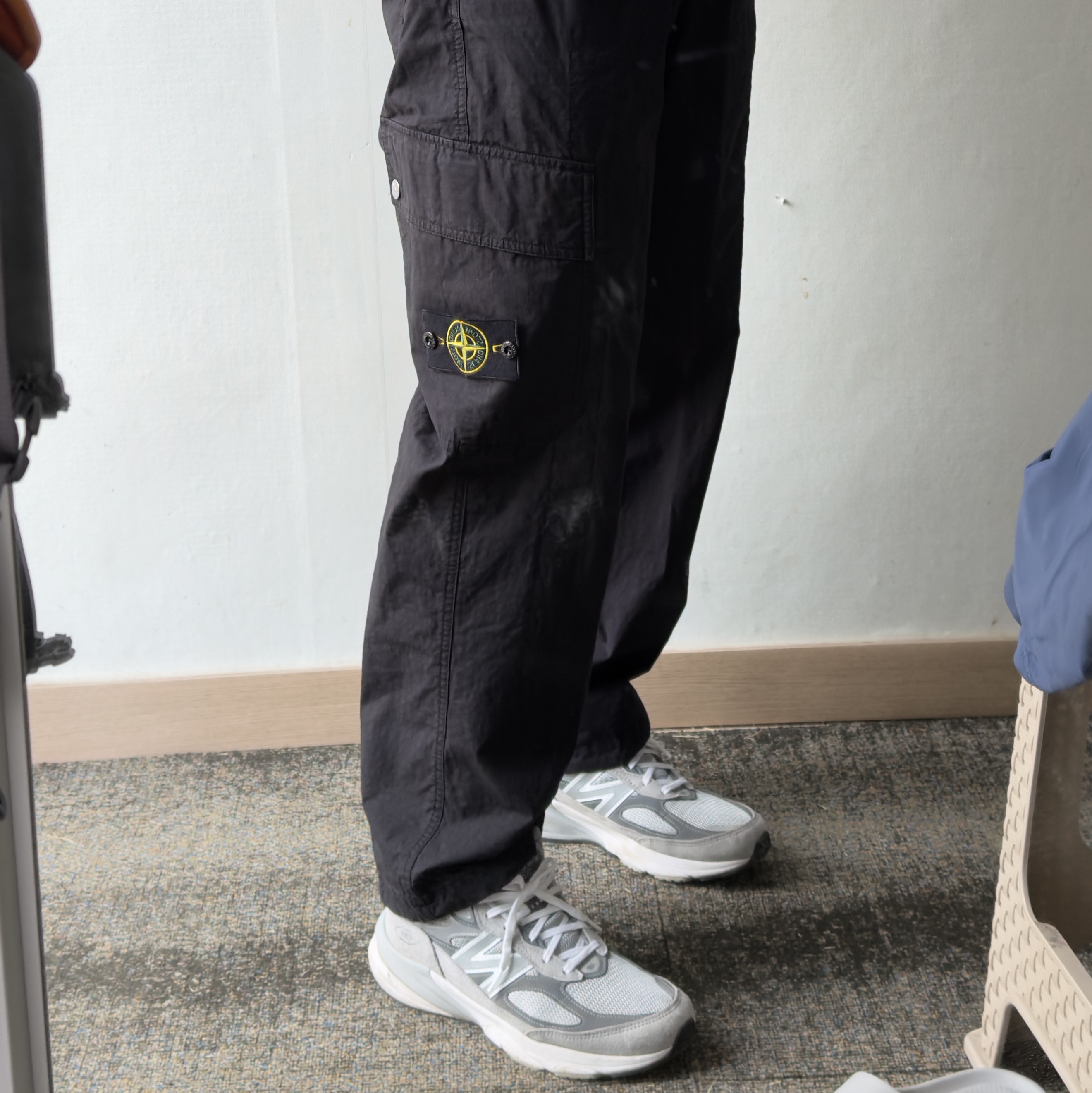 Stone Island 3100022 Mil-Spec Stretch Ripstop-TC Loose Fit Cargo Trousers with Drawstring Cuffs Black - 25SS 착용 스타일 - 3