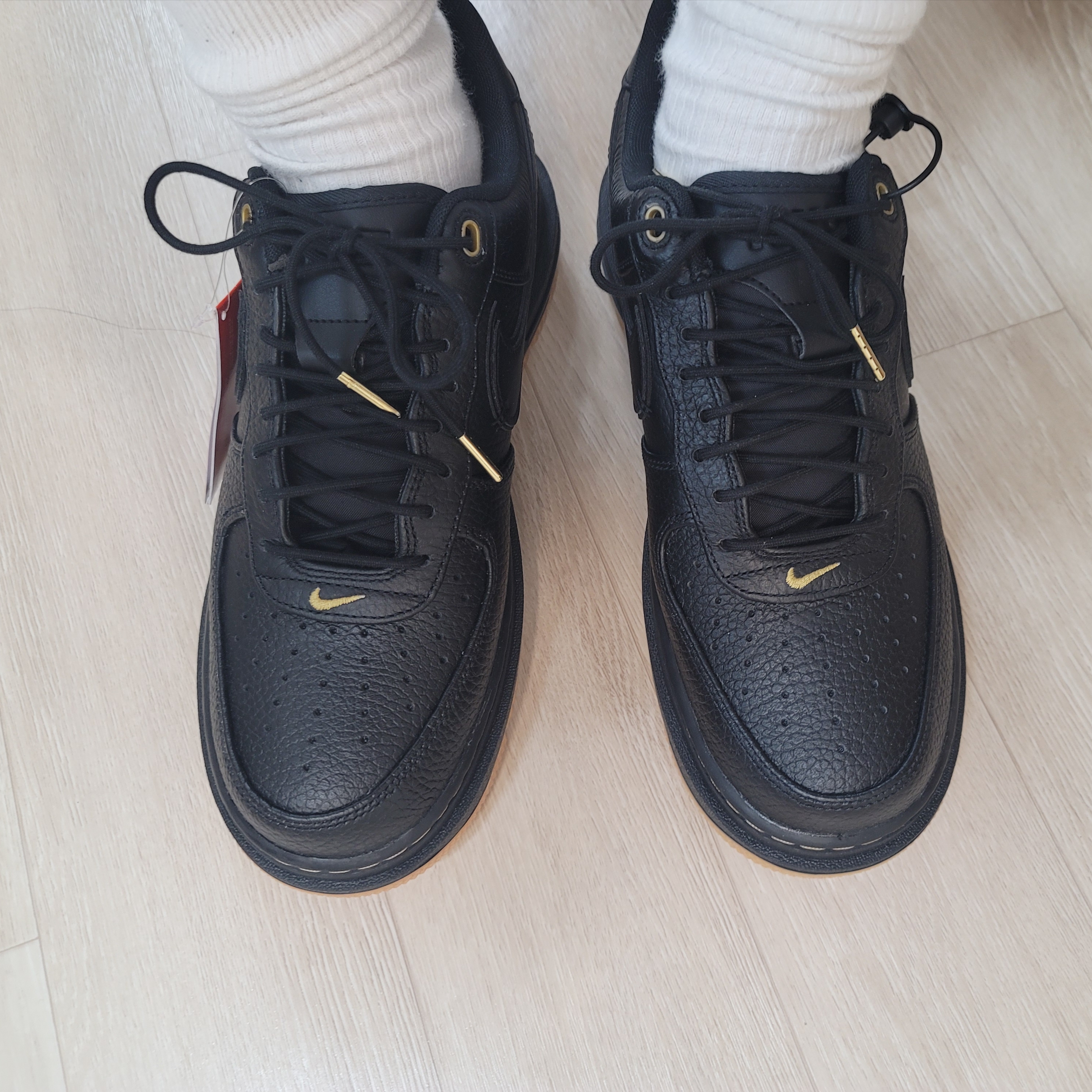 Nike Air Force 1 Luxe Black 착용 스타일 - 2