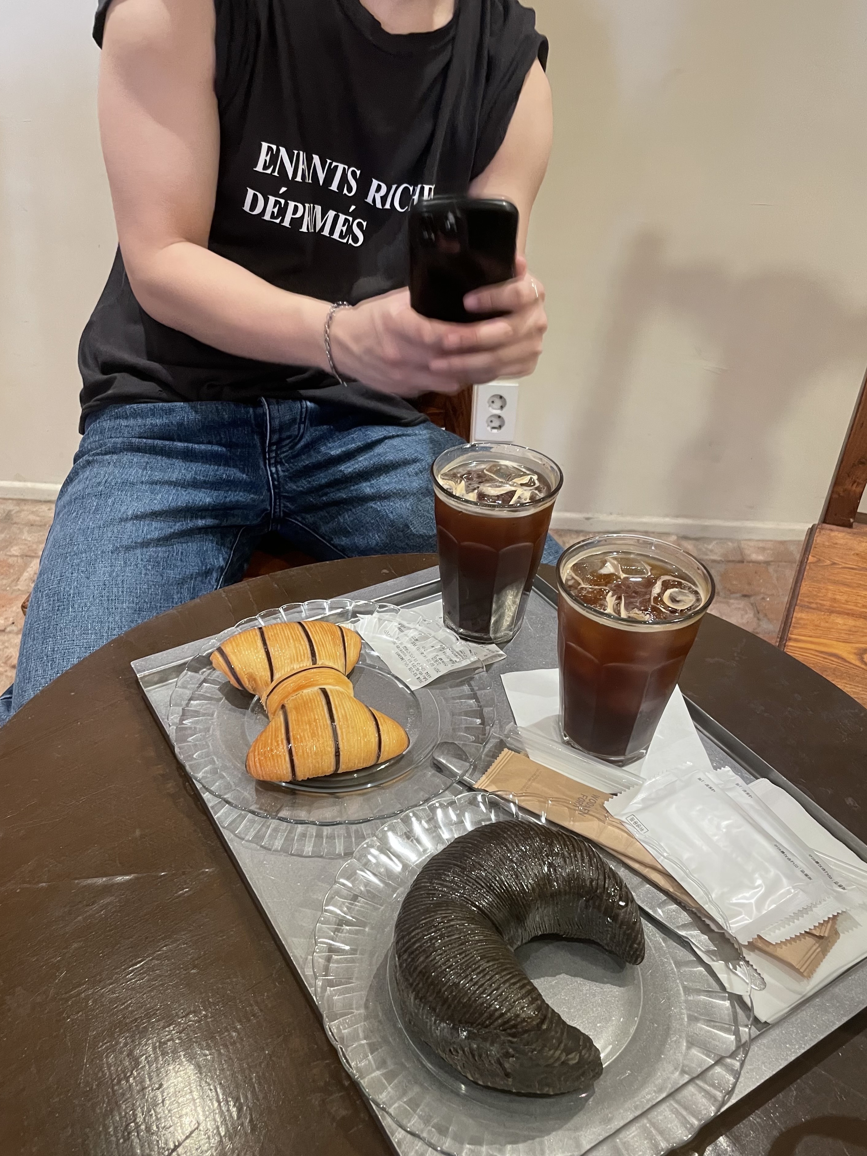 Enfants Riches Deprimes Classic Logo T-Shirt Faded Black, Enfants Riches Deprimes Classic Logo T-Shirt Sun Faded Black 착용 스타일 - 1
