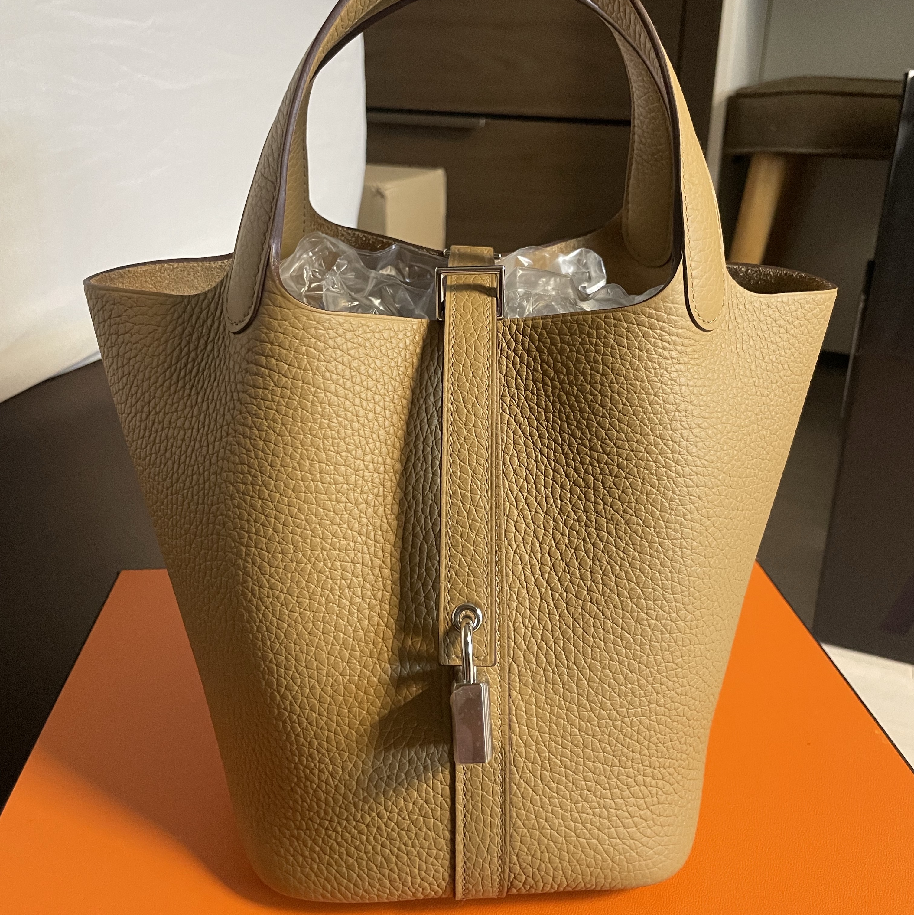 Hermes Picotin Lock 18 Bag Clemence & Palladium Biscuit 착용 스타일 - 1
