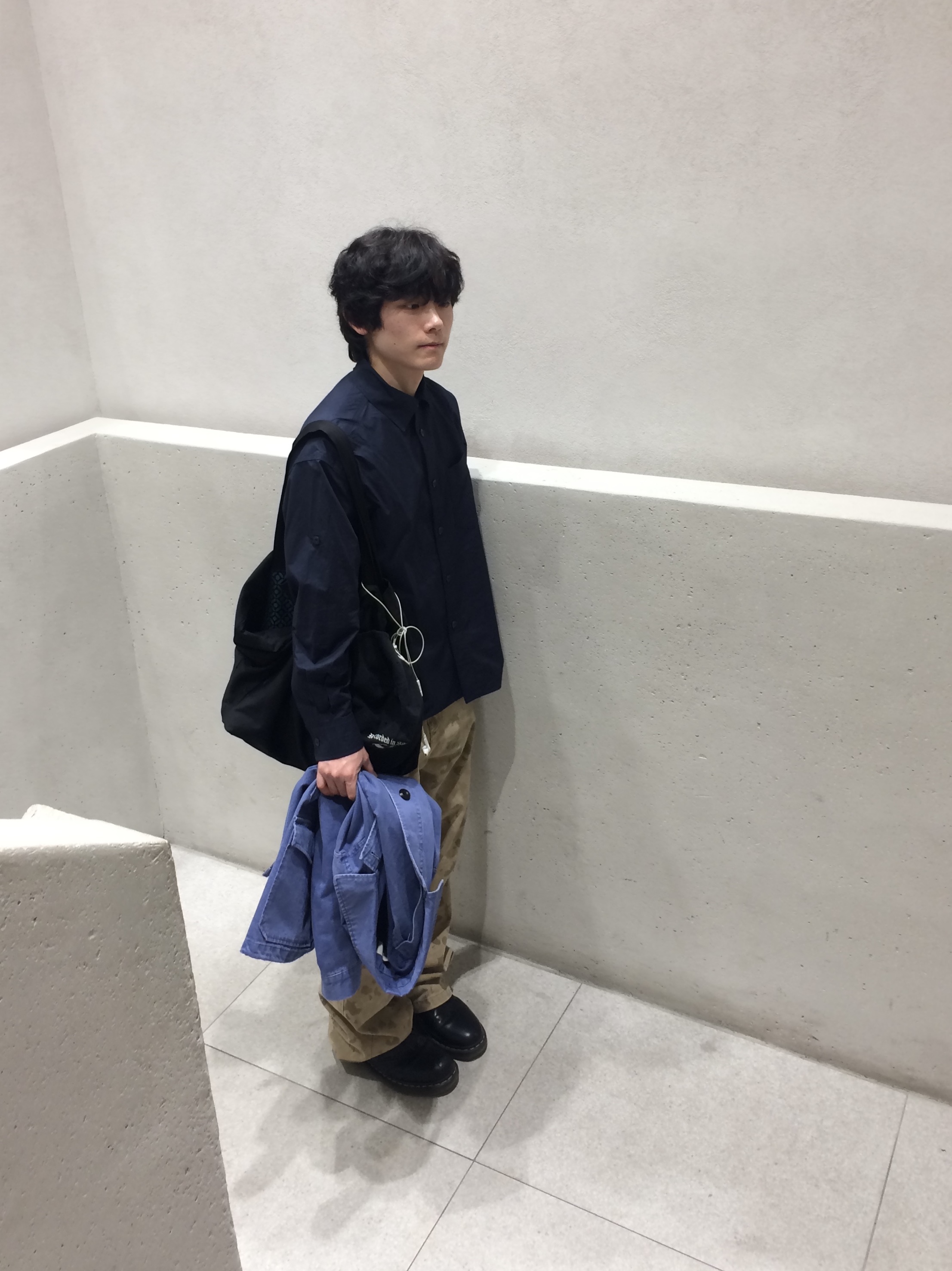 CHOWOO One Pocket Paper Work Shirt Navy, CHOWOO Overlap Pocket Camo Pants Washed Beige 착용 스타일 - 3