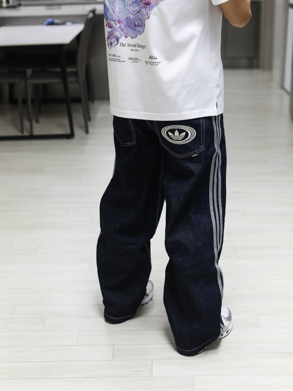 Adidas Originals 90s Alternative Sport Wide Leg Skater Jeans Night Navy - KR Sizing, Wooyoungmi 3D Coral Back Logo T-Shirt White - 25SS 착용 스타일 - 1
