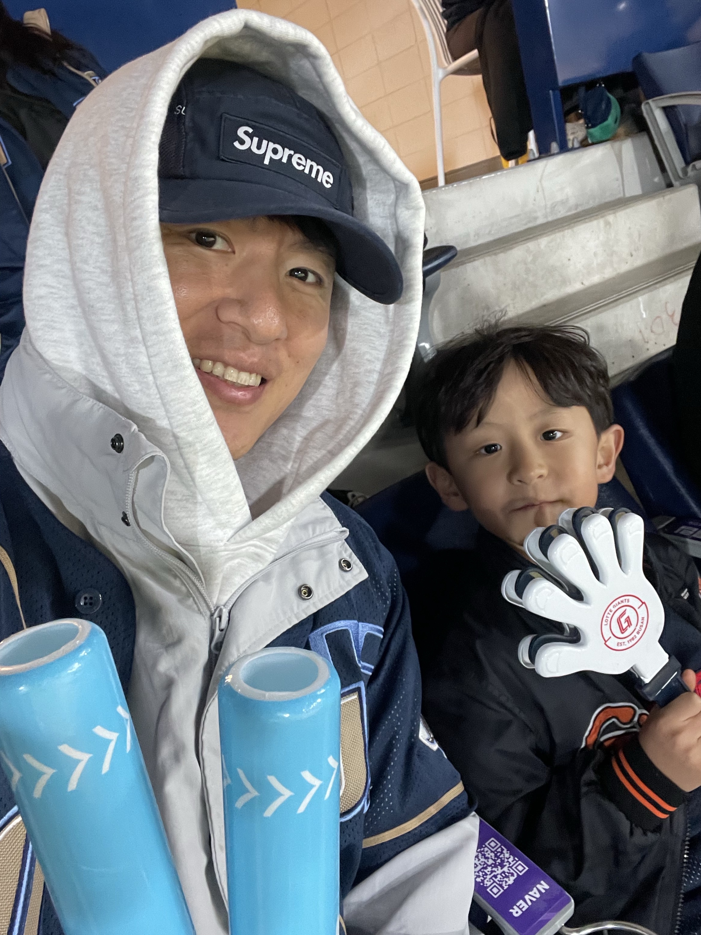 Supreme Mesh Pocket Camp Cap Navy - 23FW, IAB Studio Hoodie Light Gray 착용 스타일 - 1