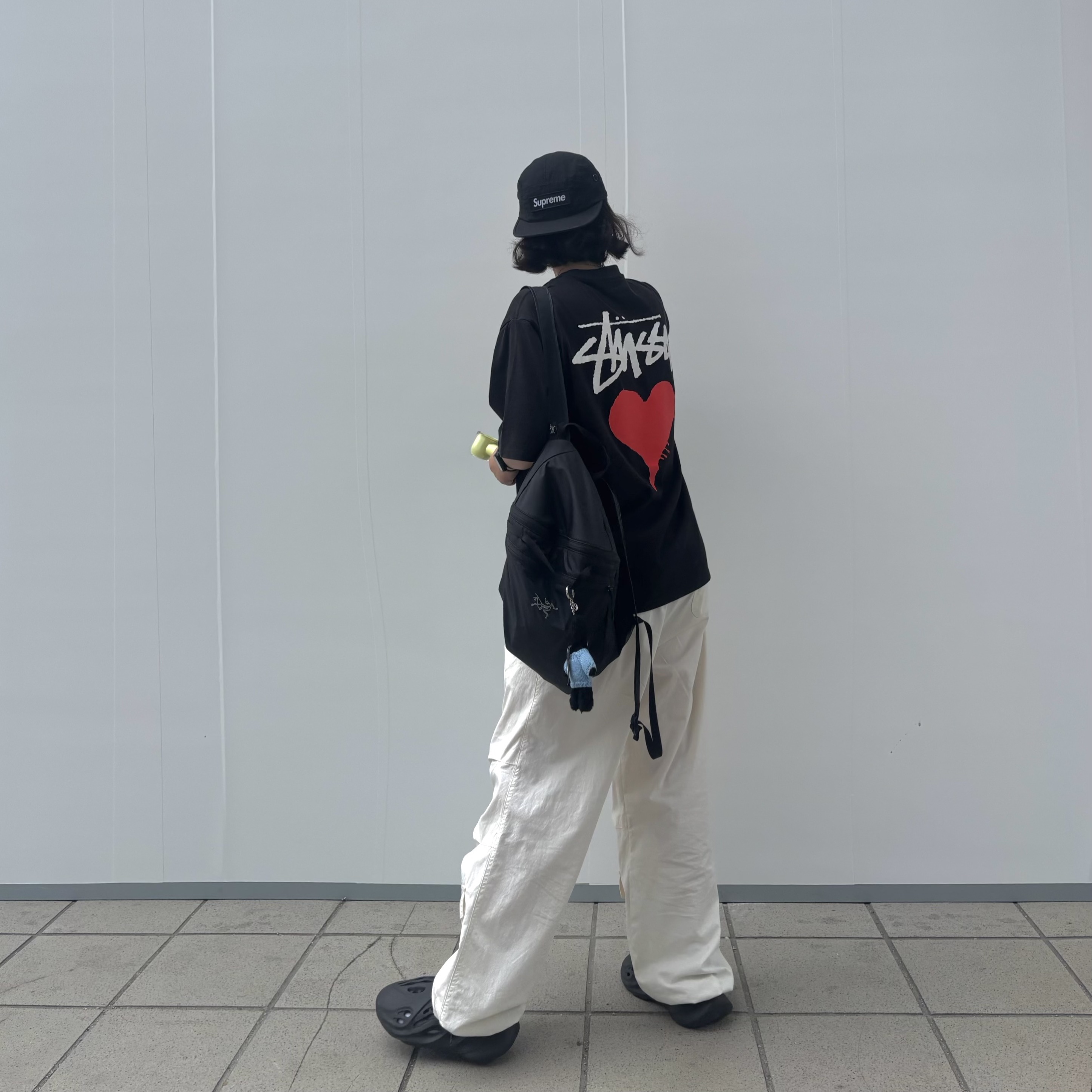 Adidas Yeezy Foam RNNR Onyx, Arc'teryx Heliad 15 Backpack Black 착용 스타일