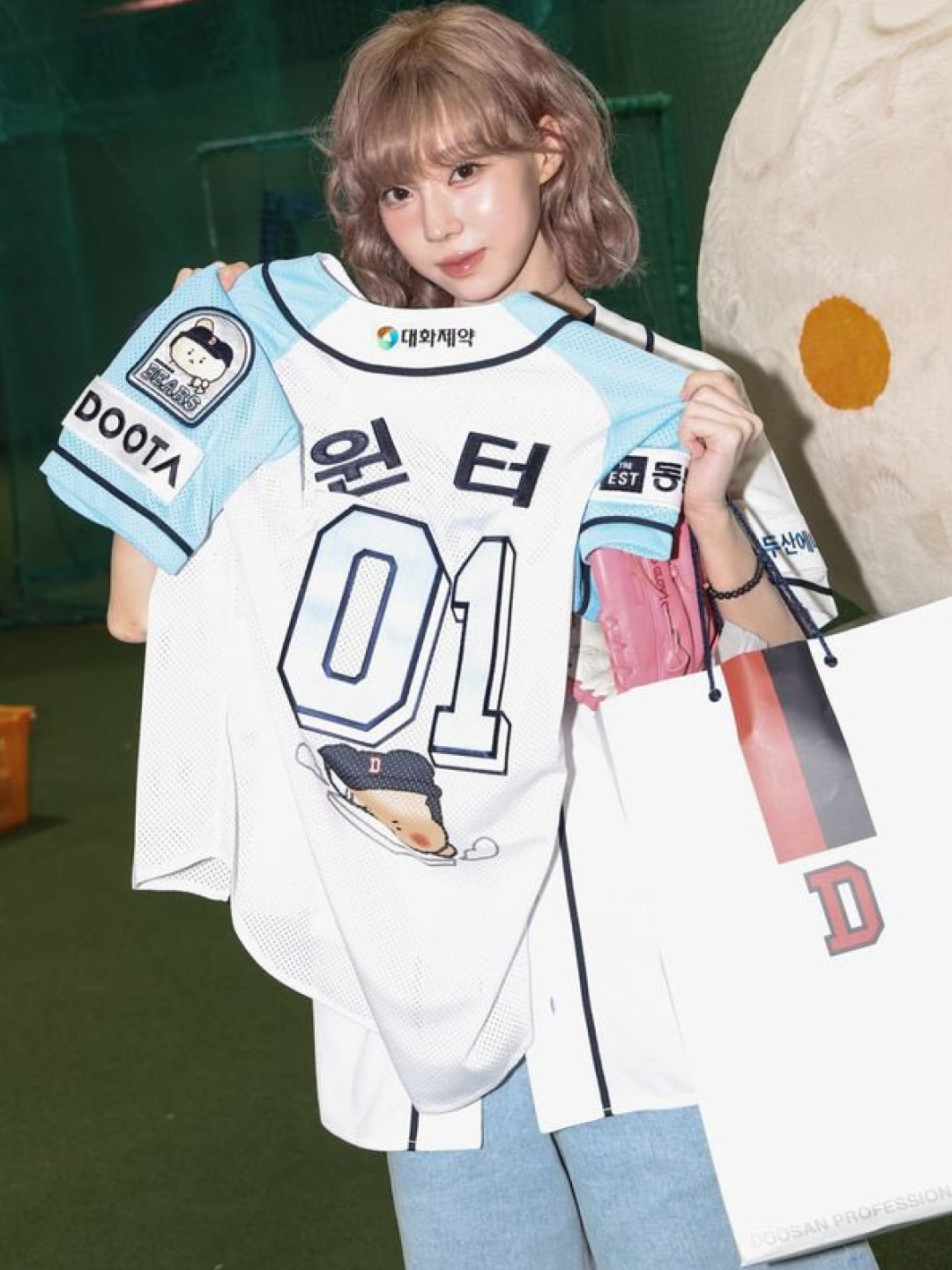 LG Twins x Chiikawa Uniform White (Non Marking Ver.), Doosan Bears x Manggom Authentic Uniform White Patch Ver. 1 (Non Marking Ver.) 착용 스타일 - 3