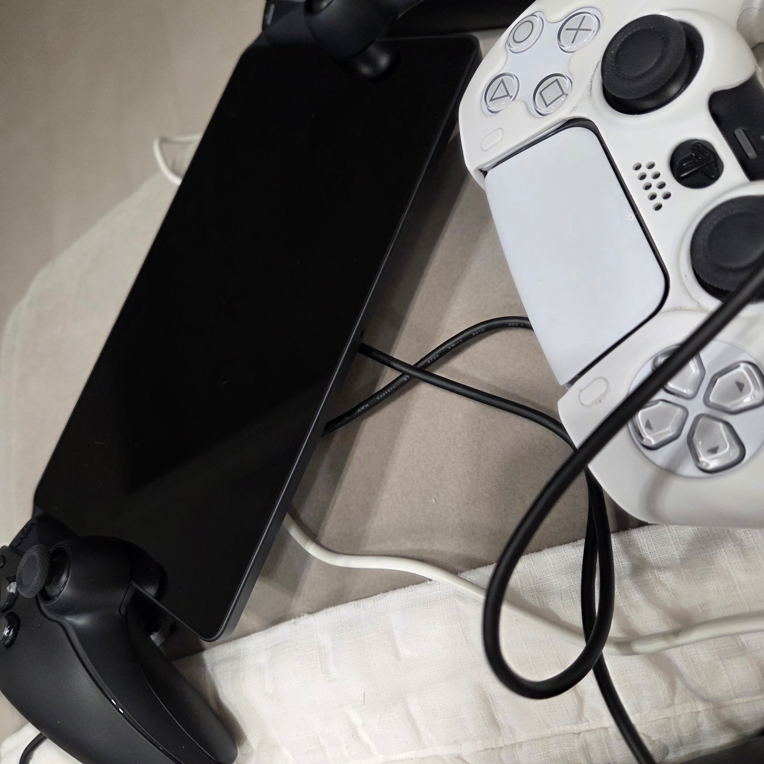 PlayStation Portal Remote Player Midnight Black 착용 스타일