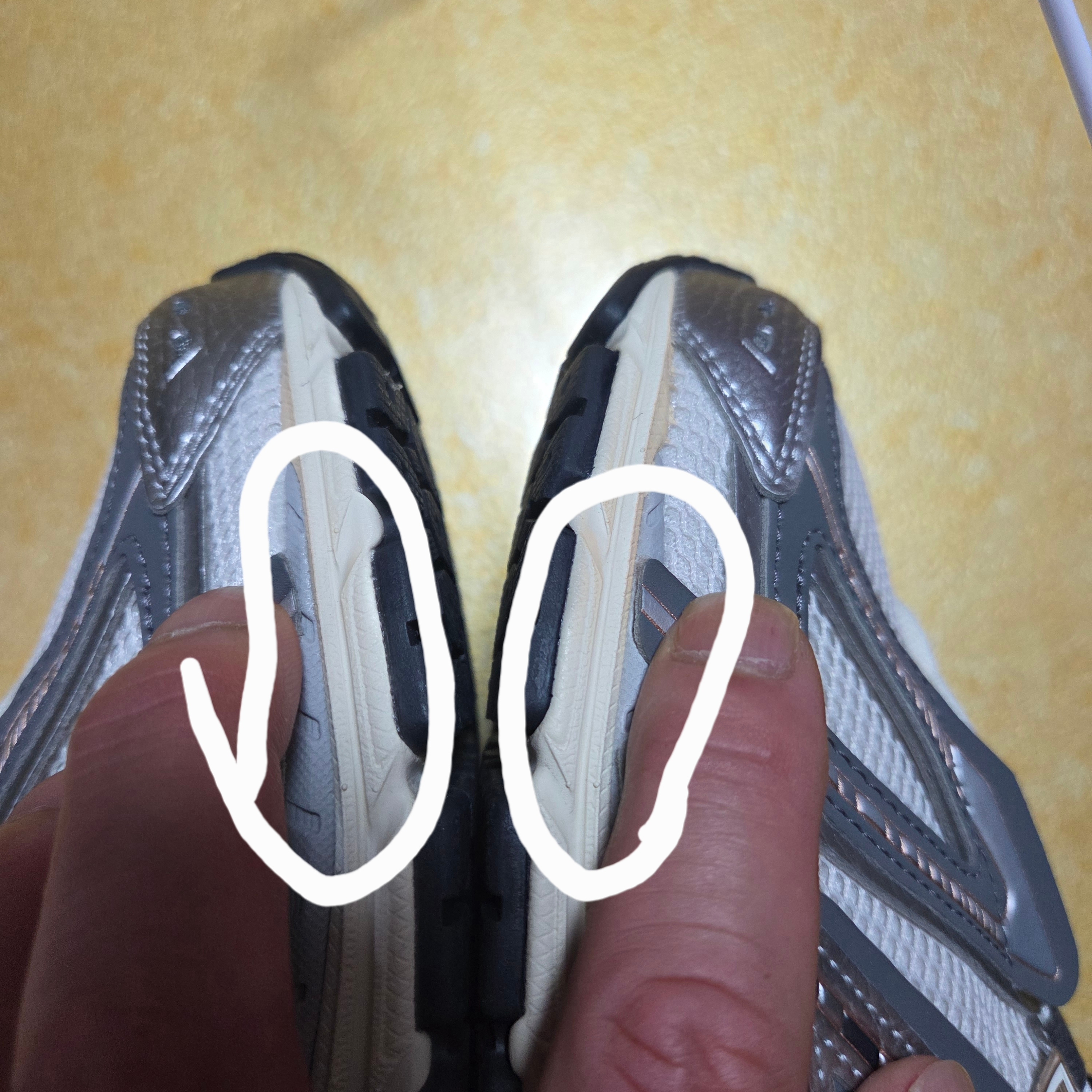 New Balance 1906A Silver Metallic Castlerock 착용 스타일 - 1