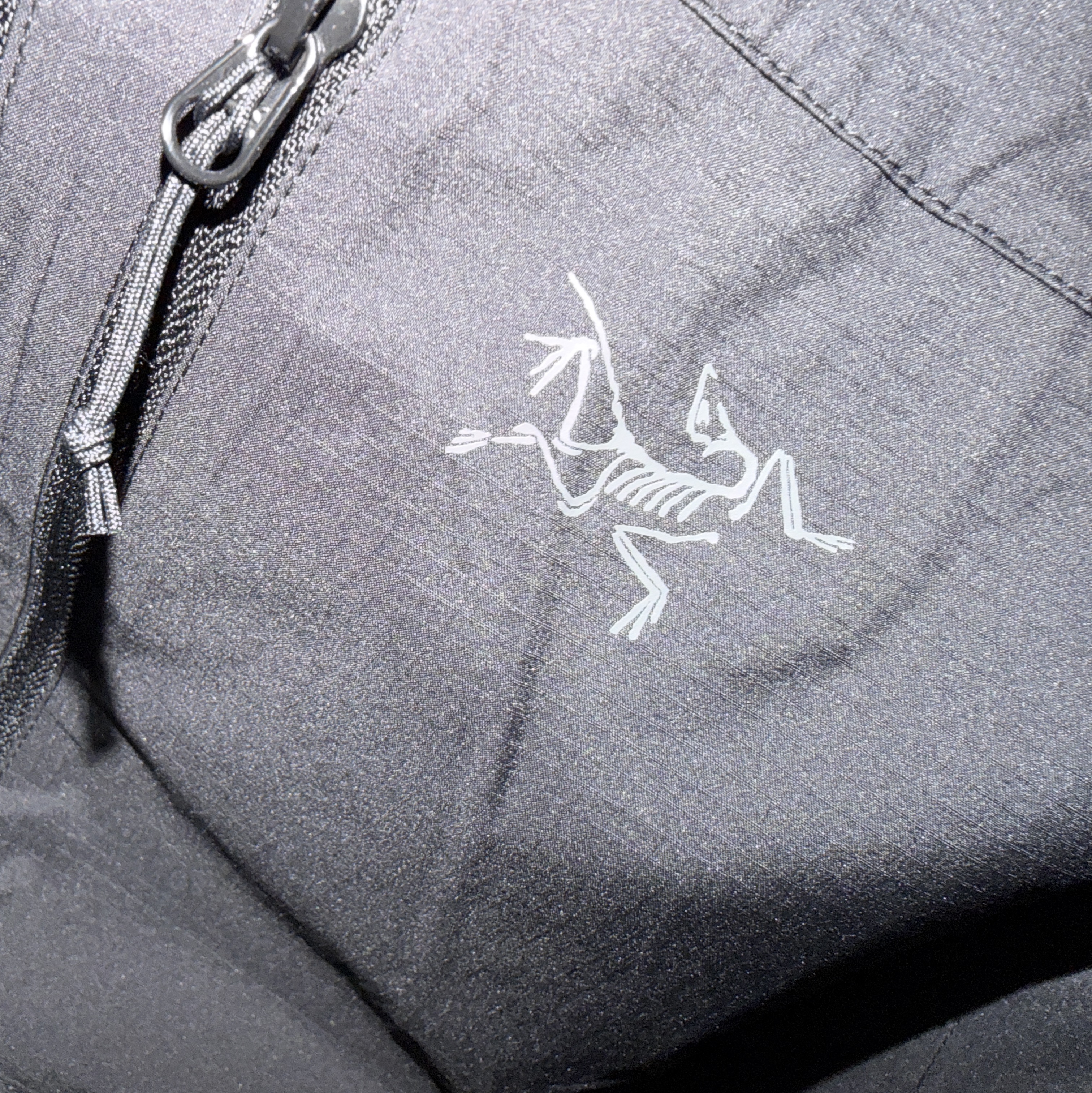 Arc'teryx Squamish Hoody Black, Arc'teryx Bird Word Cap 24K Black 착용 스타일 - 2