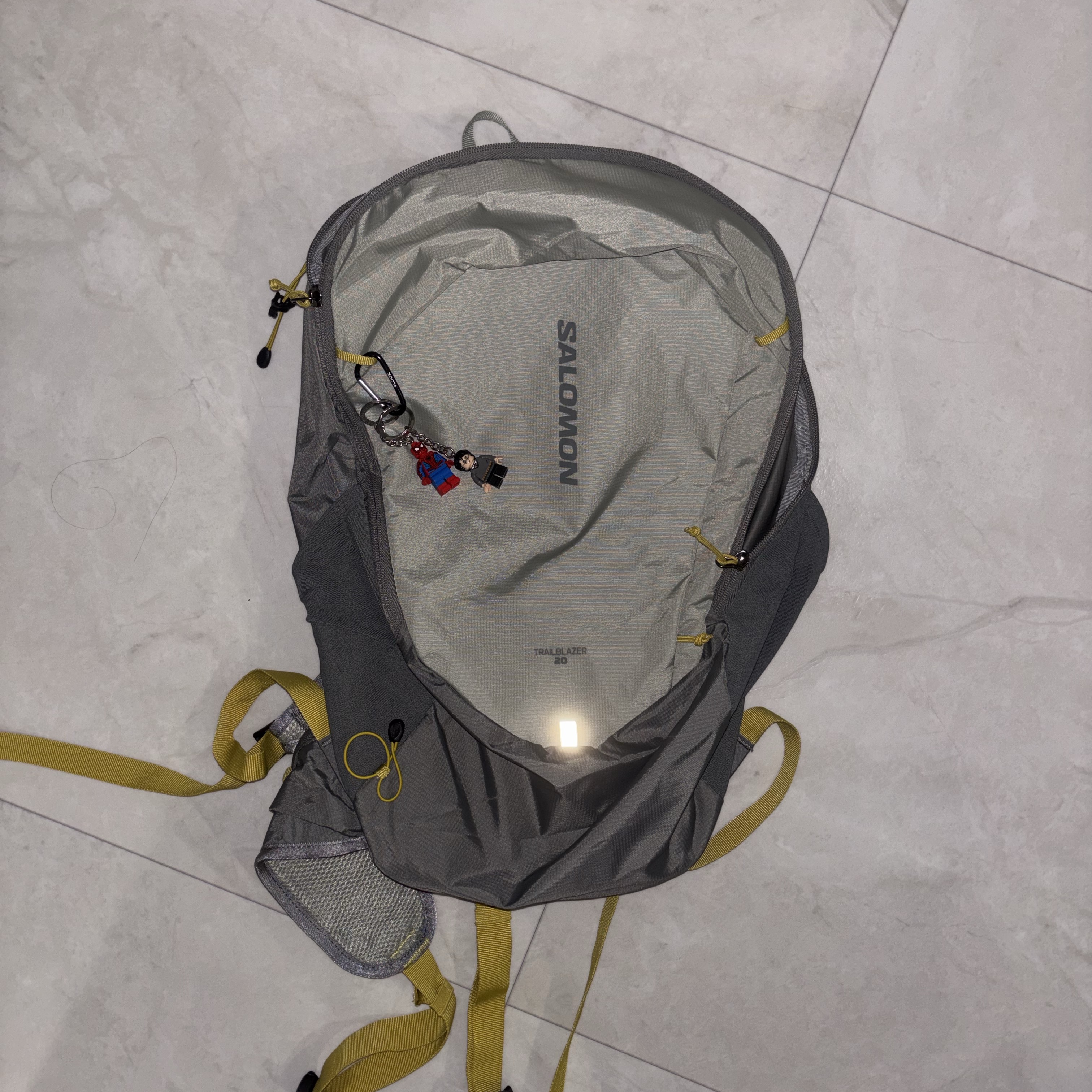 Salomon Trailblazer 20 Grey Khaki 착용 스타일