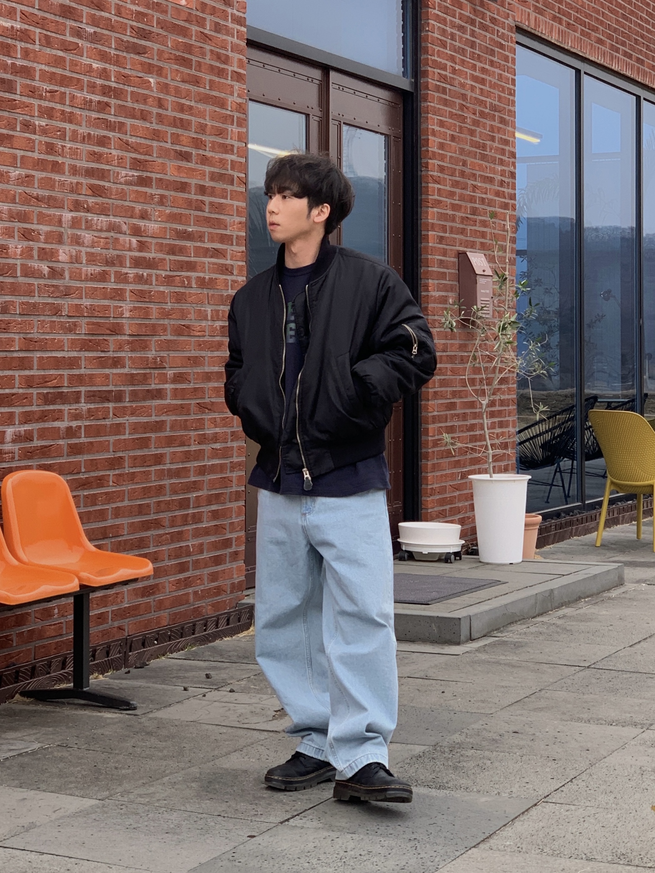 Carhartt WIP Brandon Pants Blue Heavy Stone Bleached, Dr. Martens Reeder Wyoming Leather Utility Shoes Black 착용 스타일 - 1
