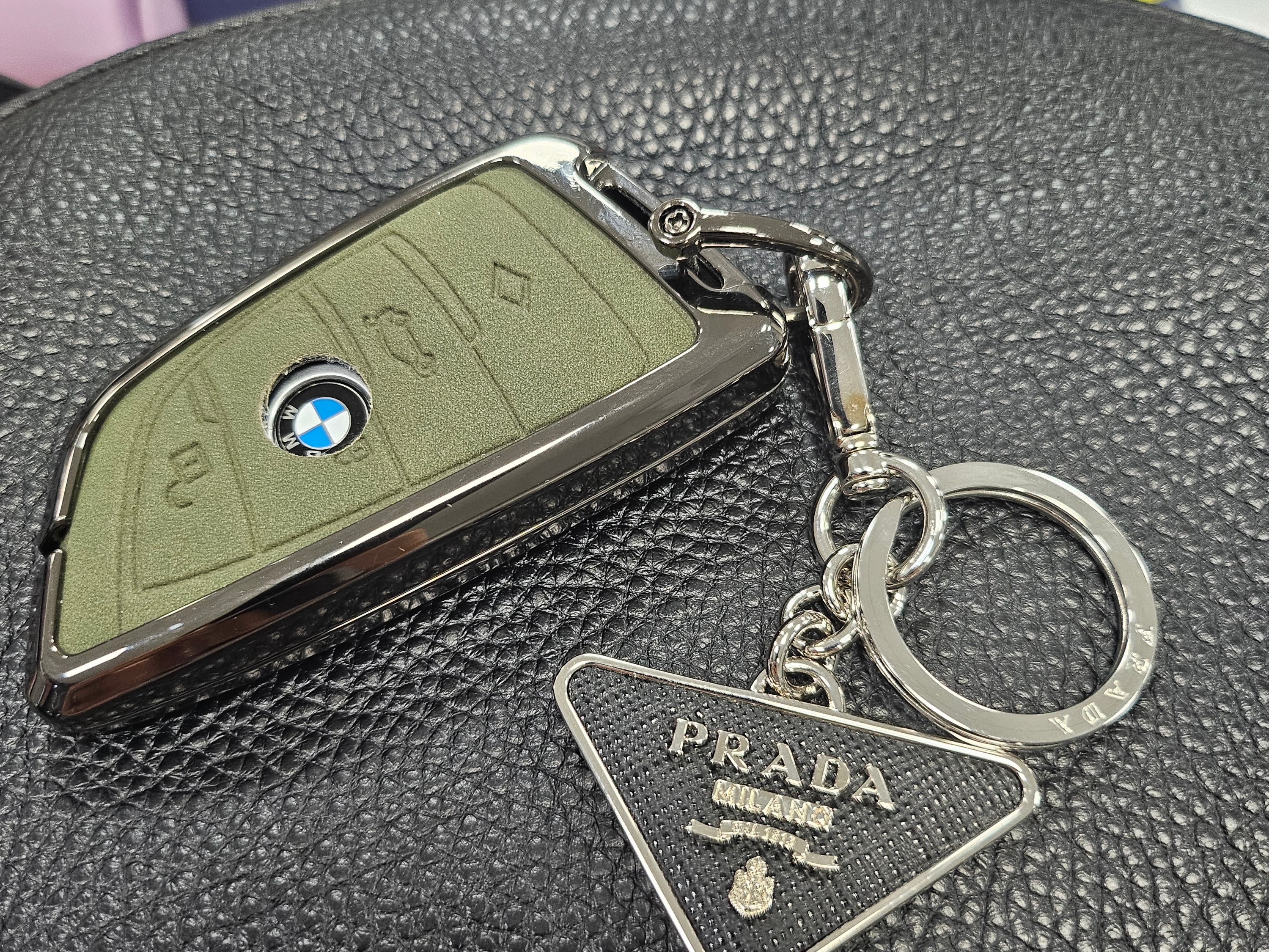 Prada Saffiano Leather Triangle Logo Keychain Black Silver 착용 스타일 - 2