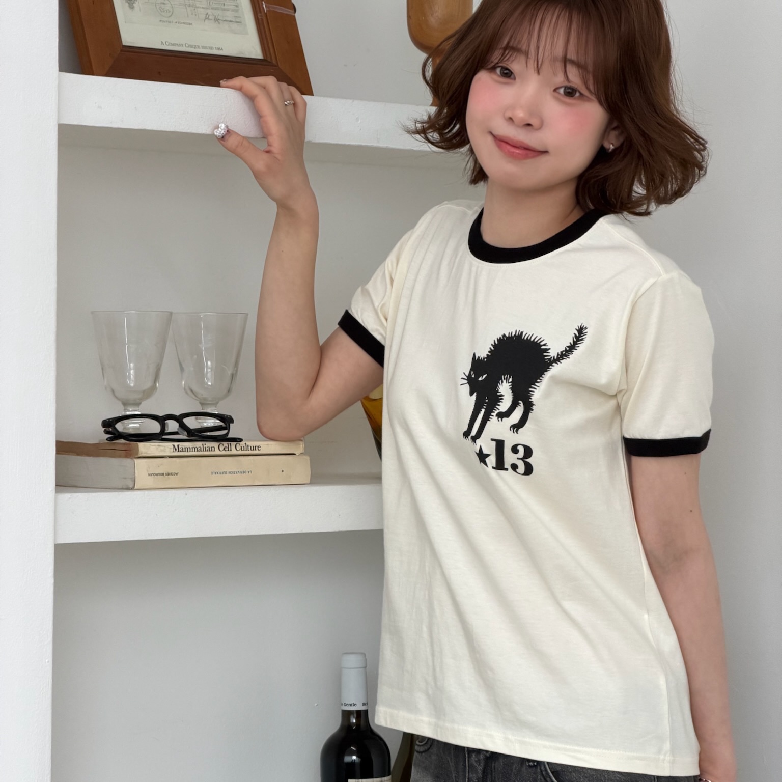 AMOU 13 Cat Half T-Shirts Ivory, AMOU 13 Cat Half T-Shirts Brown 착용 스타일 - 1