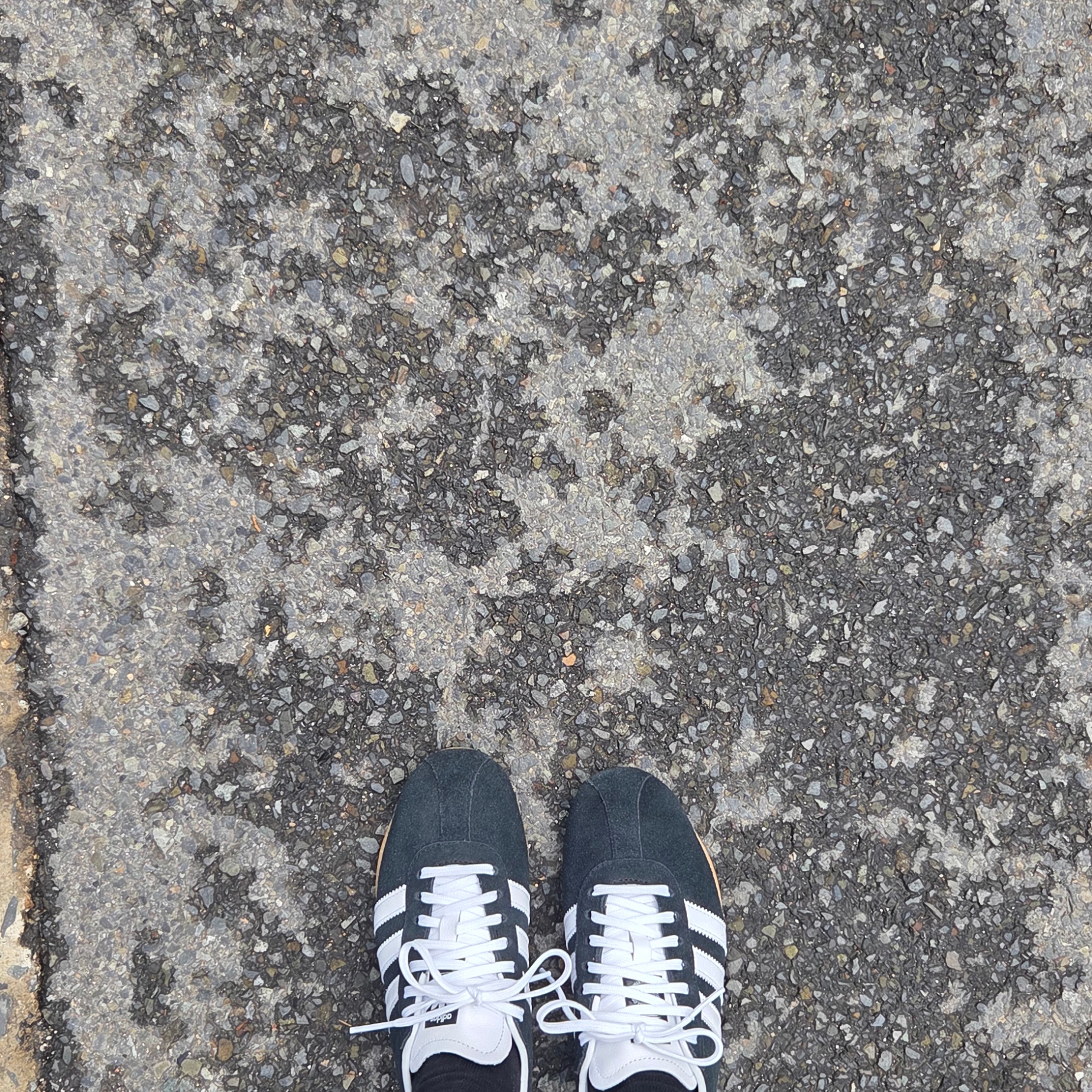 (W) Adidas Tokyo Core Black Cloud White 착용 스타일