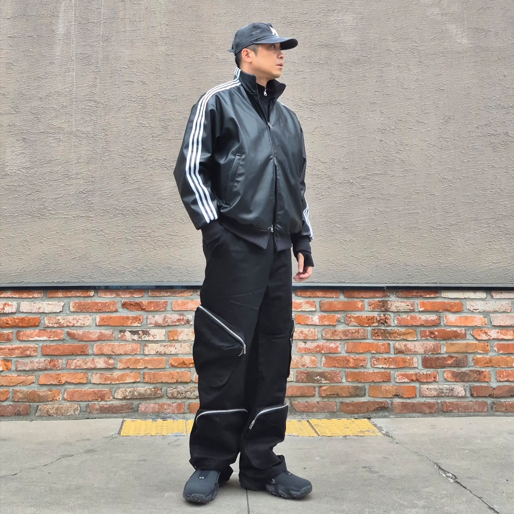 Oakley Edge Icon Blackout, Adidas Pleather 3S Track Top Black - KR Sizing 착용 스타일 - 4