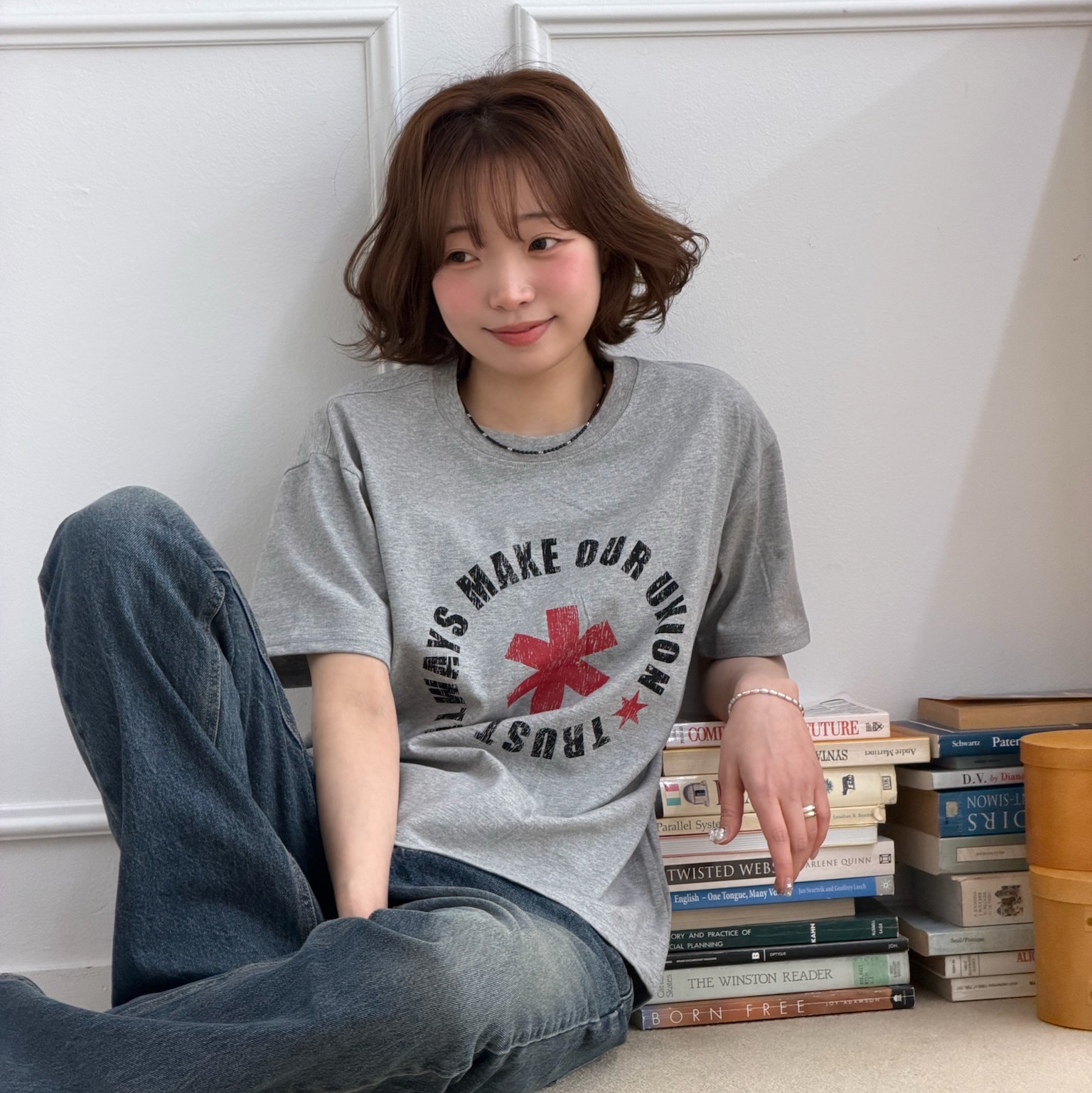 AMOU Lettering Circle Half T-Shirts Gray, AMOU Lettering Circle Half T-Shirts White 착용 스타일 - 2