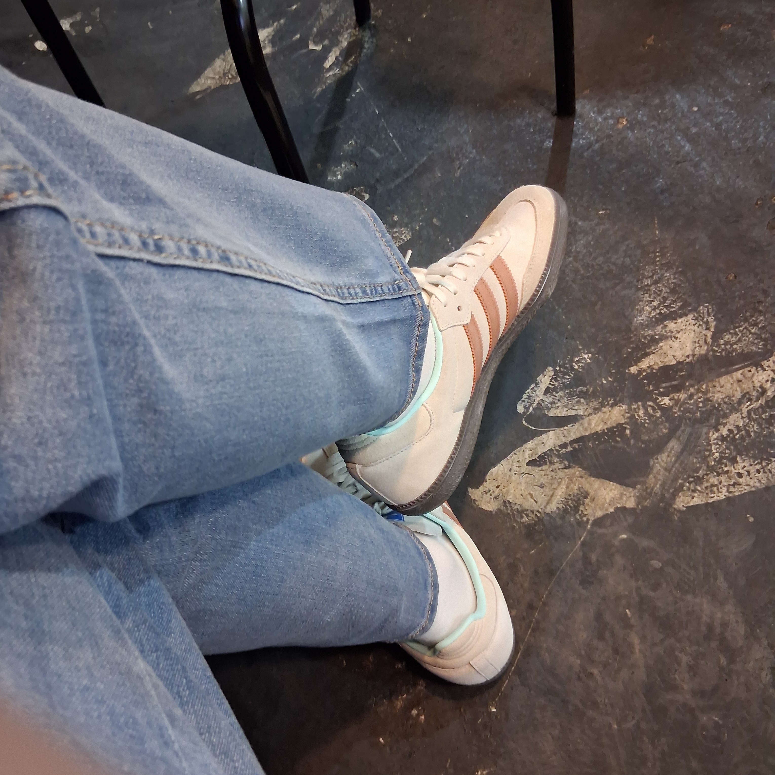 Adidas Samba OG Crystal White Clay Strata 착용 스타일
