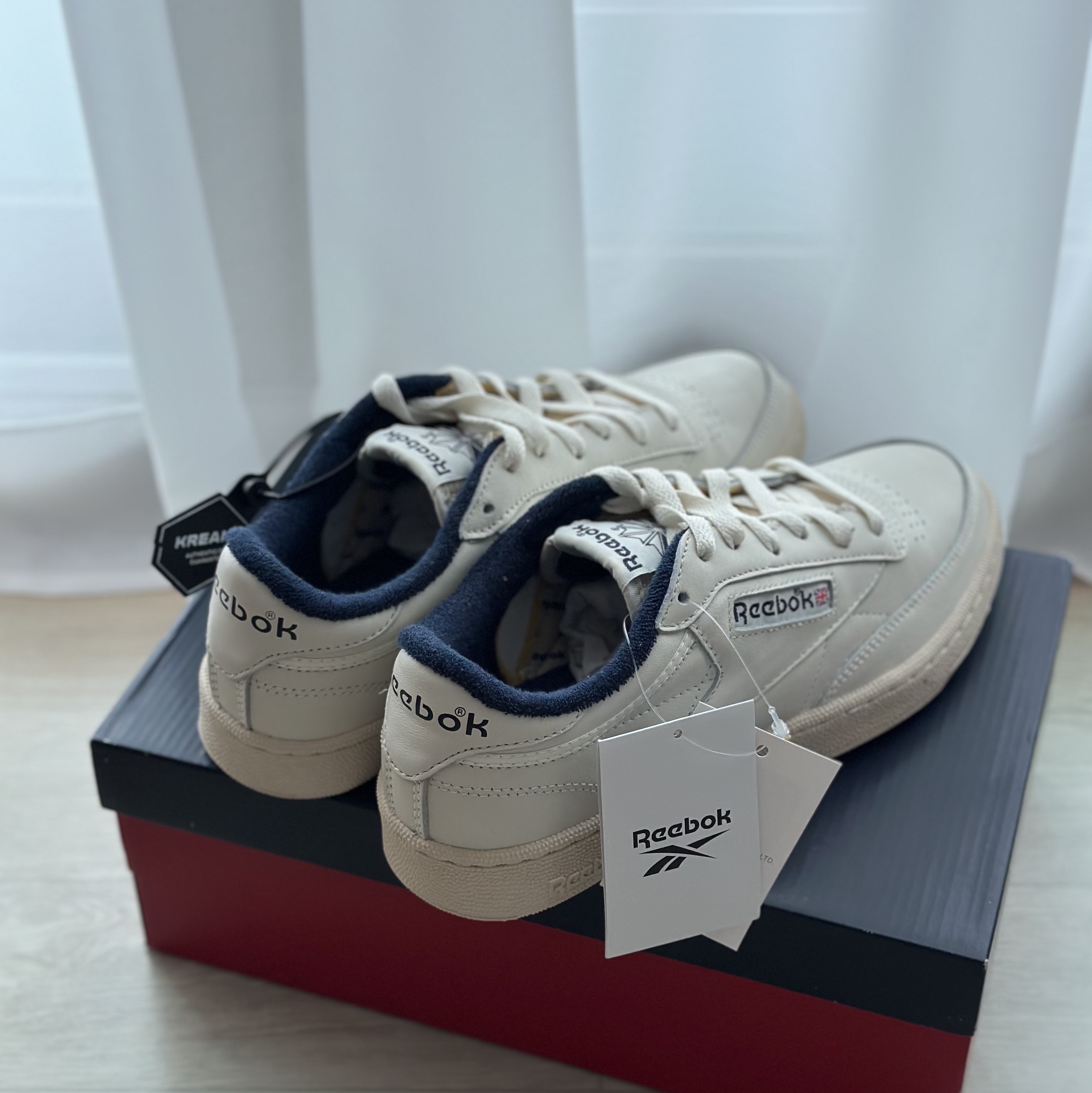 Reebok Club C 85 Vintage Chalk Vector Navy 착용 스타일