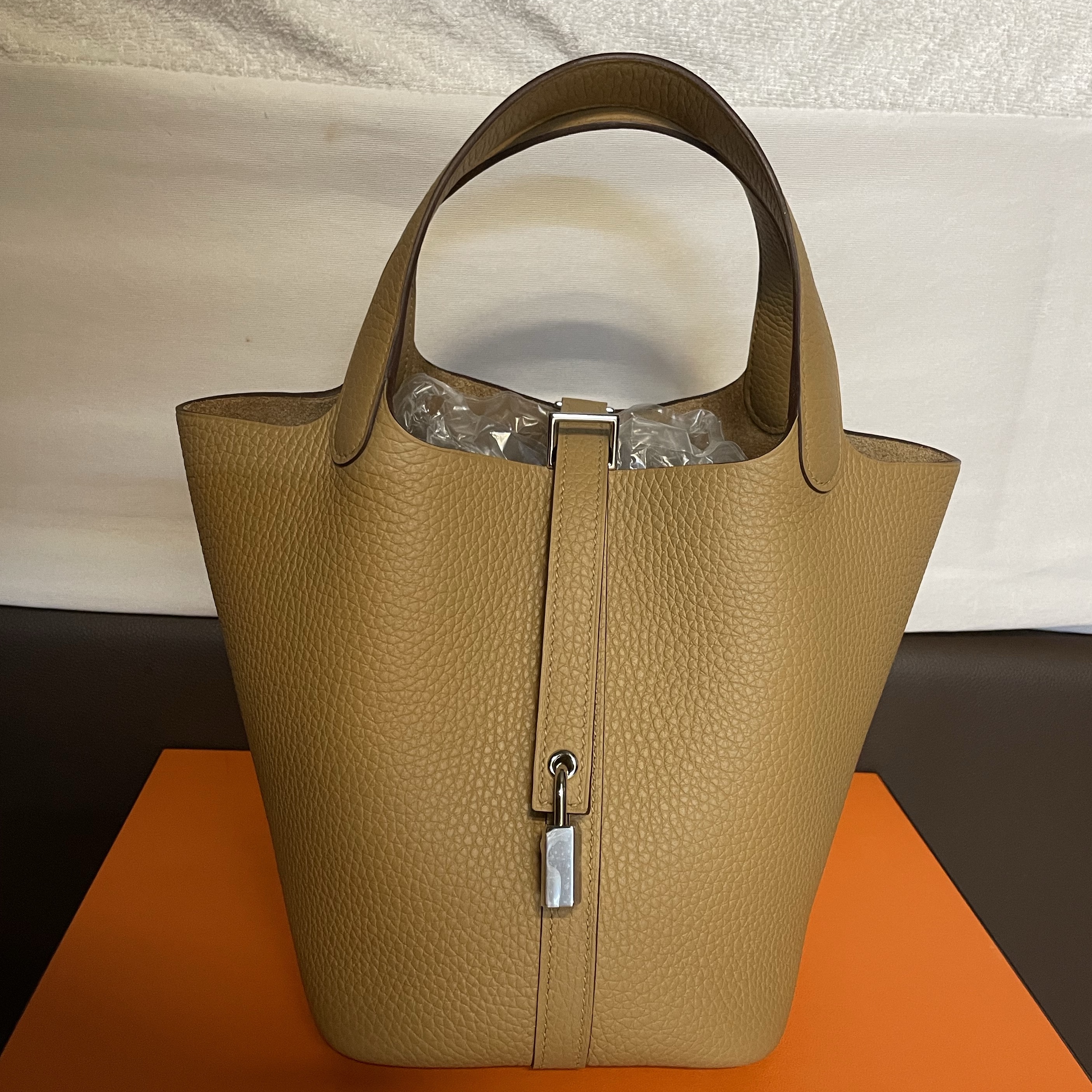 Hermes Picotin Lock 18 Bag Clemence & Palladium Biscuit 착용 스타일 - 2