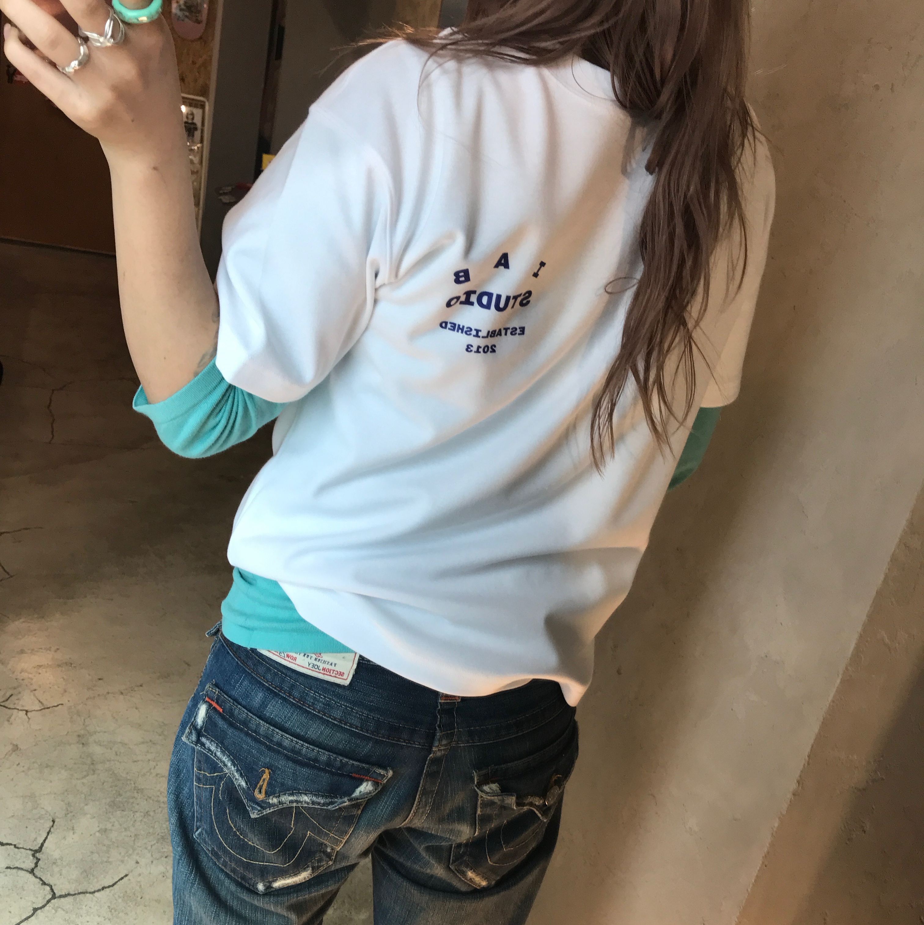 IAB Studio 26 IAB T-Shirt White Navy, IAB Studio 26 IAB T-Shirt Charcoal White 착용 스타일 - 2