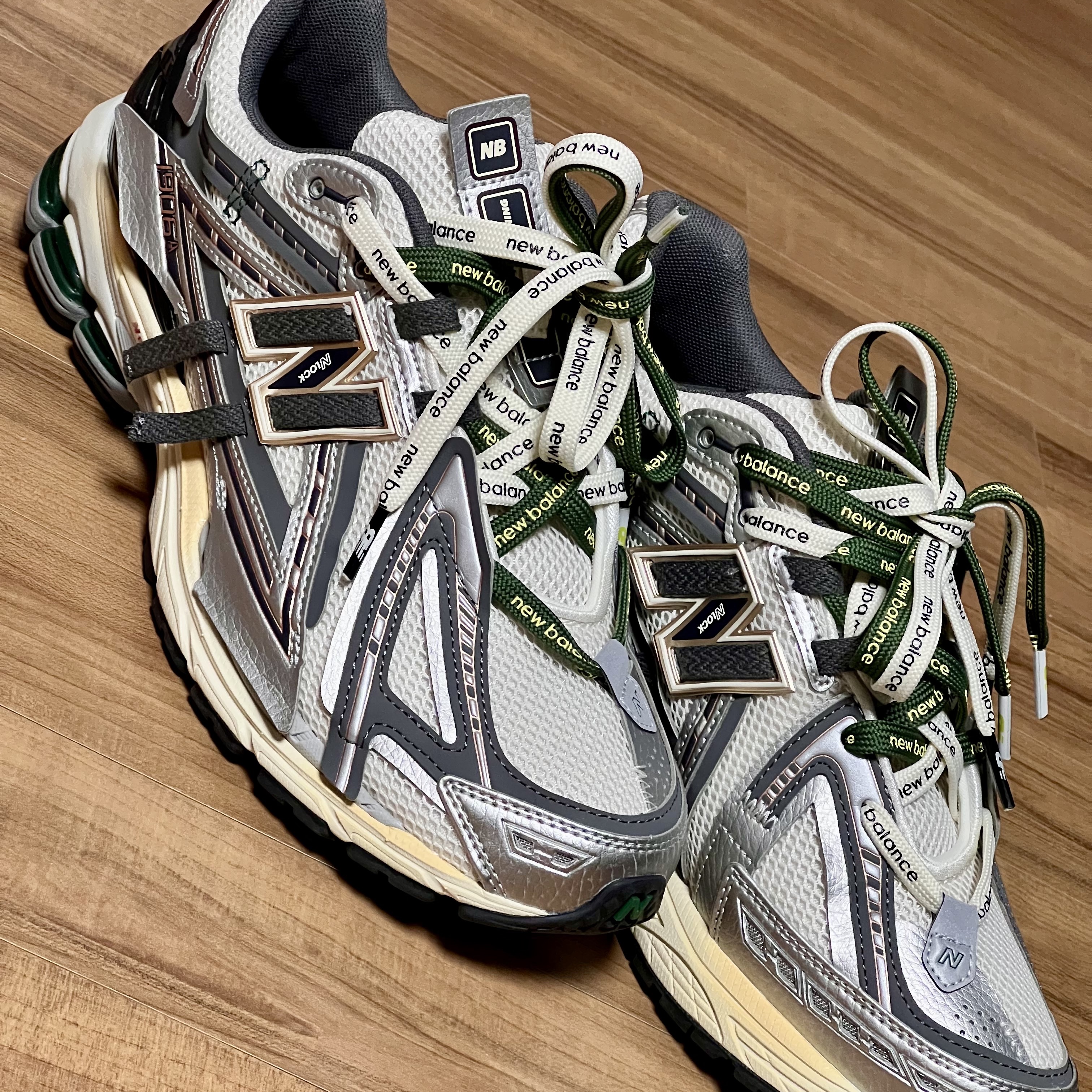 New Balance 1906A Silver Metallic Castlerock 착용 스타일