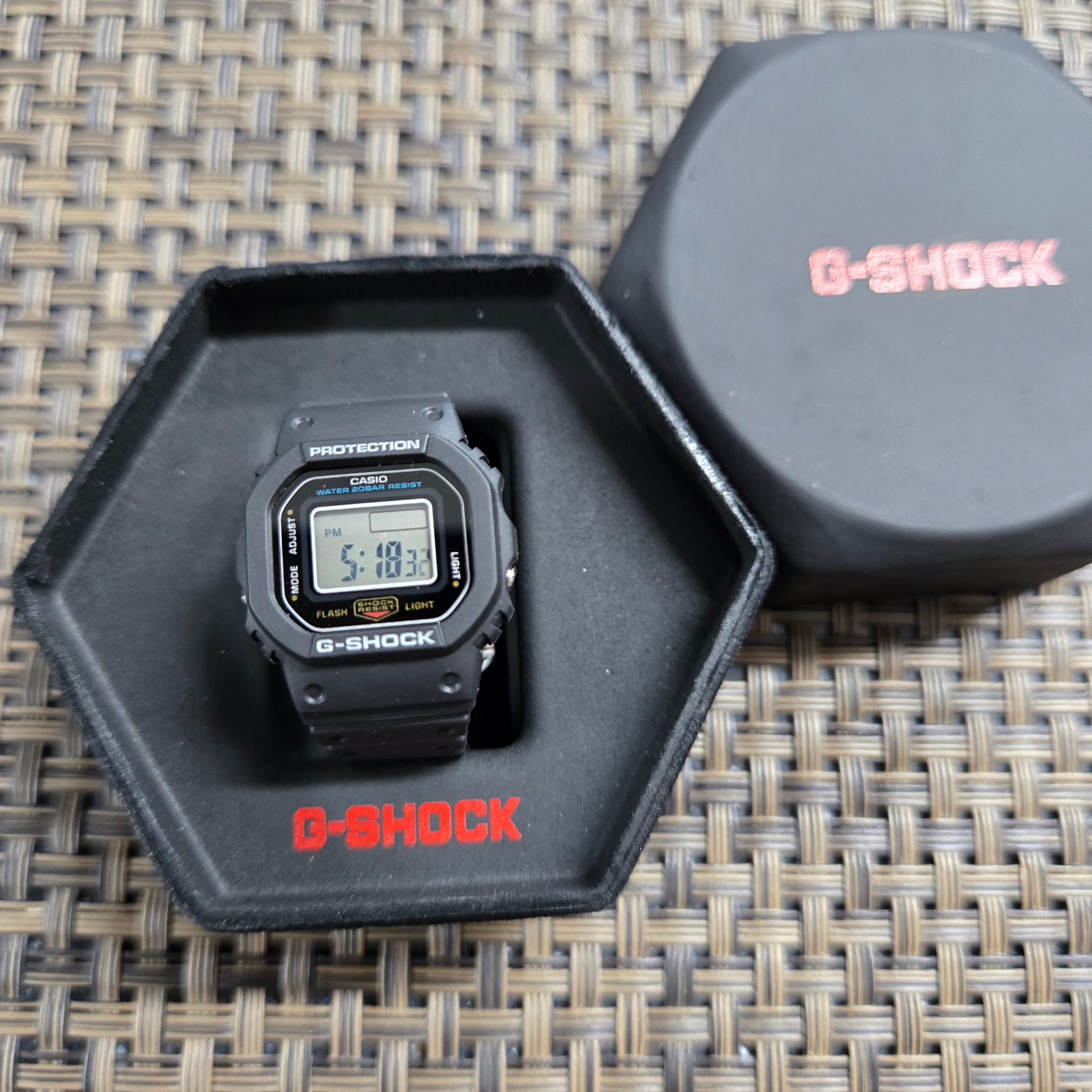 Casio G-Shock Nano DWN-5600-1 착용 스타일 - 1
