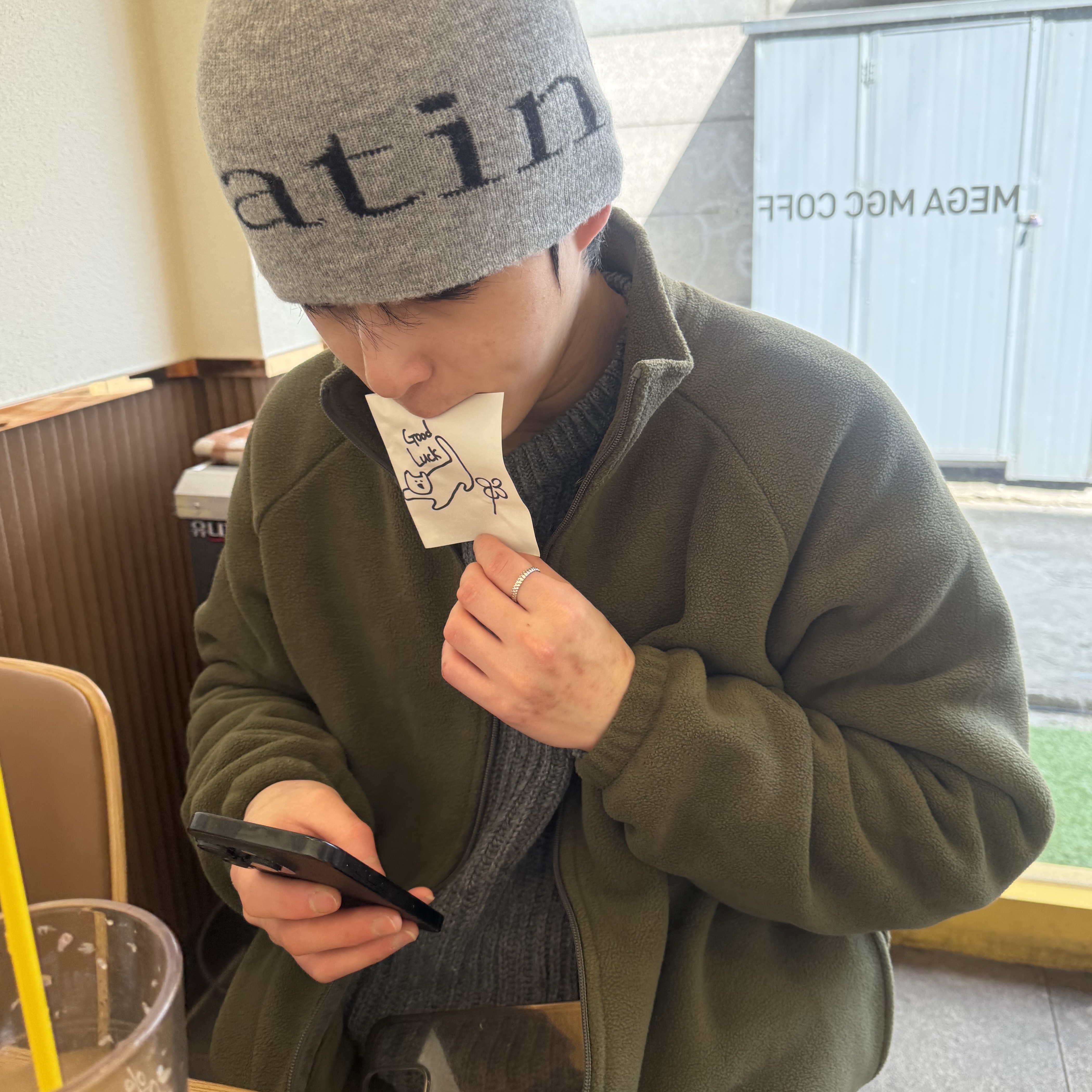 Matin Kim Logo Jacquard Short Beanie Grey 착용 스타일 - 1