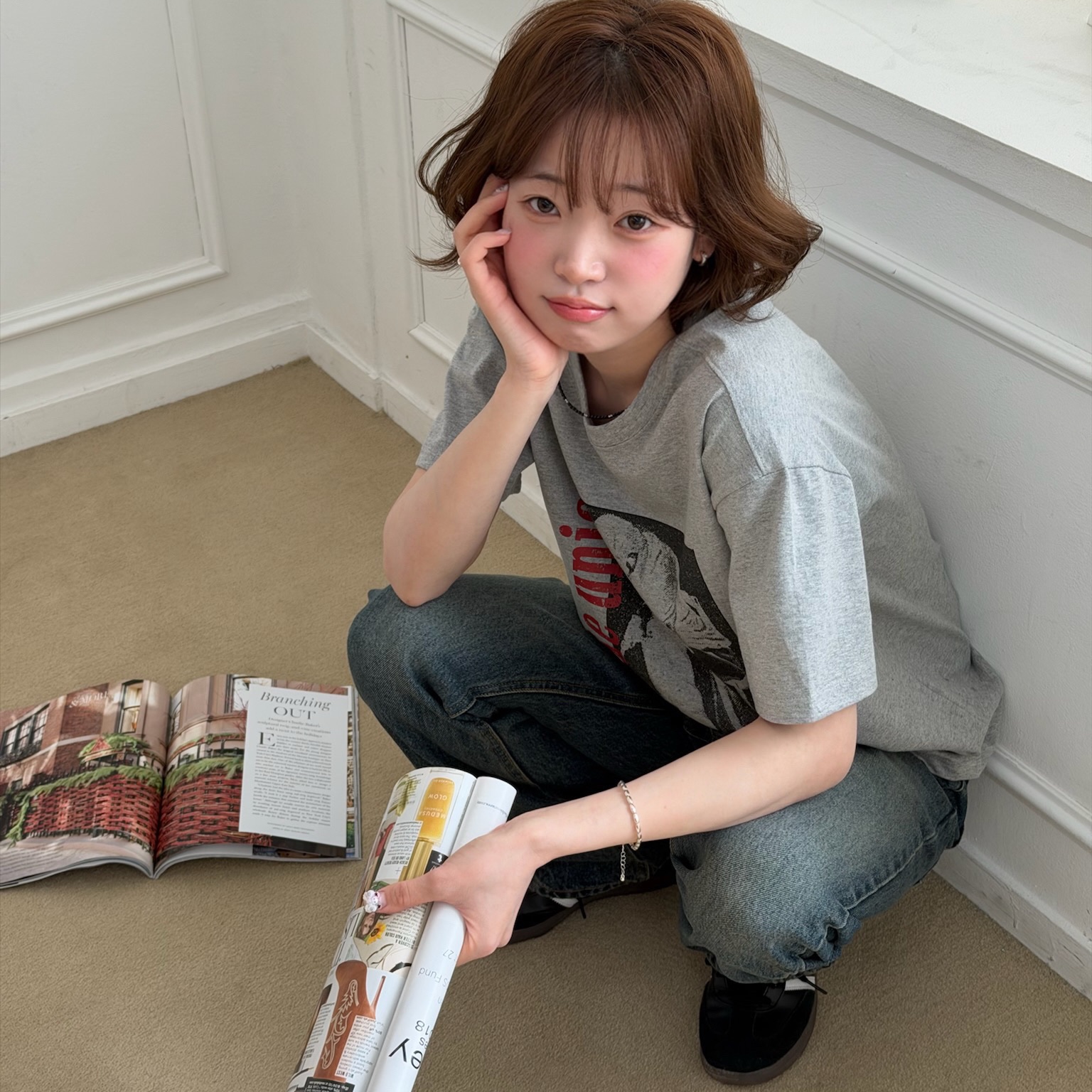 AMOU Trouble Half T-Shirts Gray, AMOU Trouble Half T-Shirts White 착용 스타일 - 2